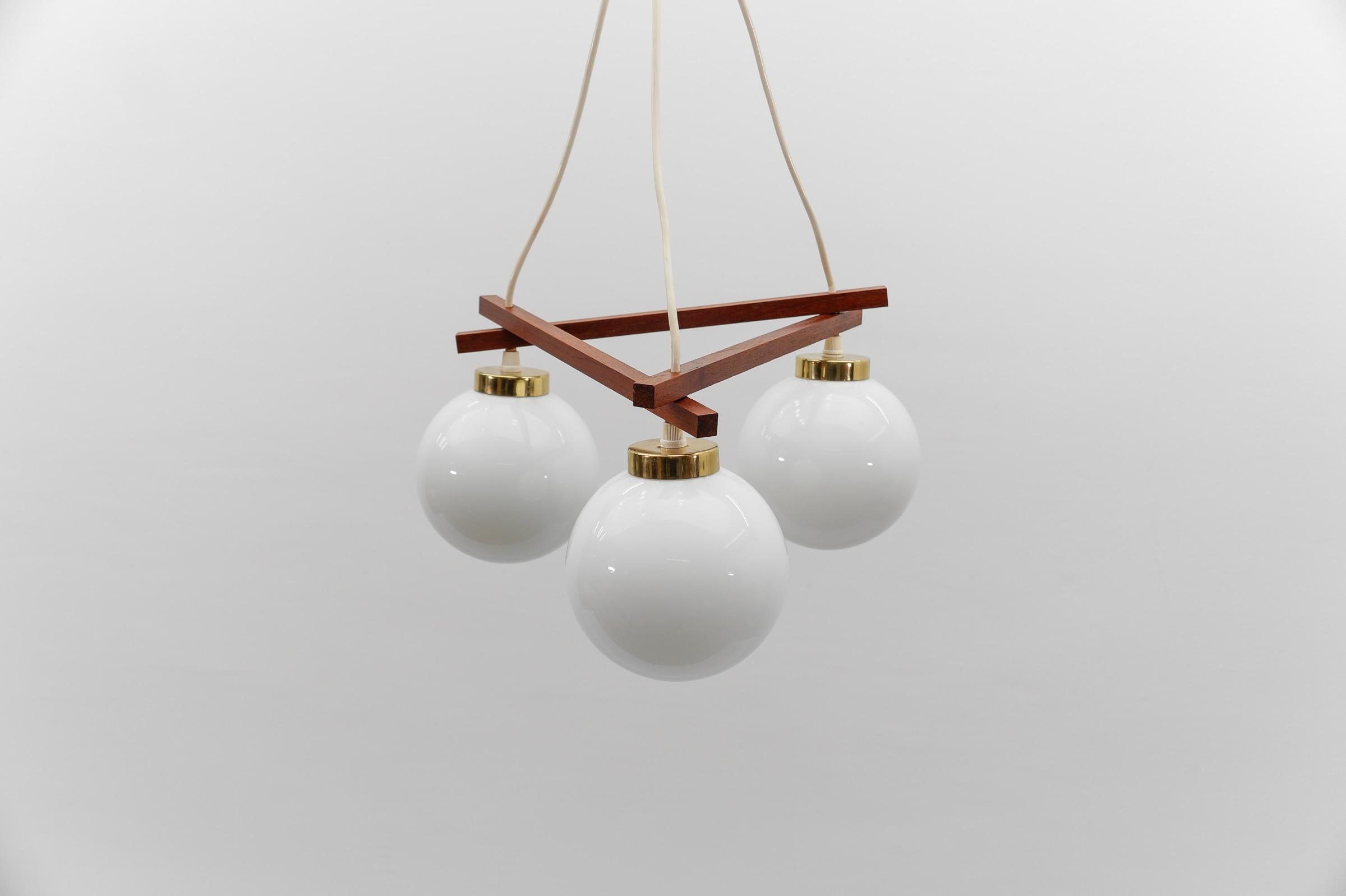 Lampe orbitale à 3 lumières en laiton, teck et verre laiteux, 1960s en vente 2