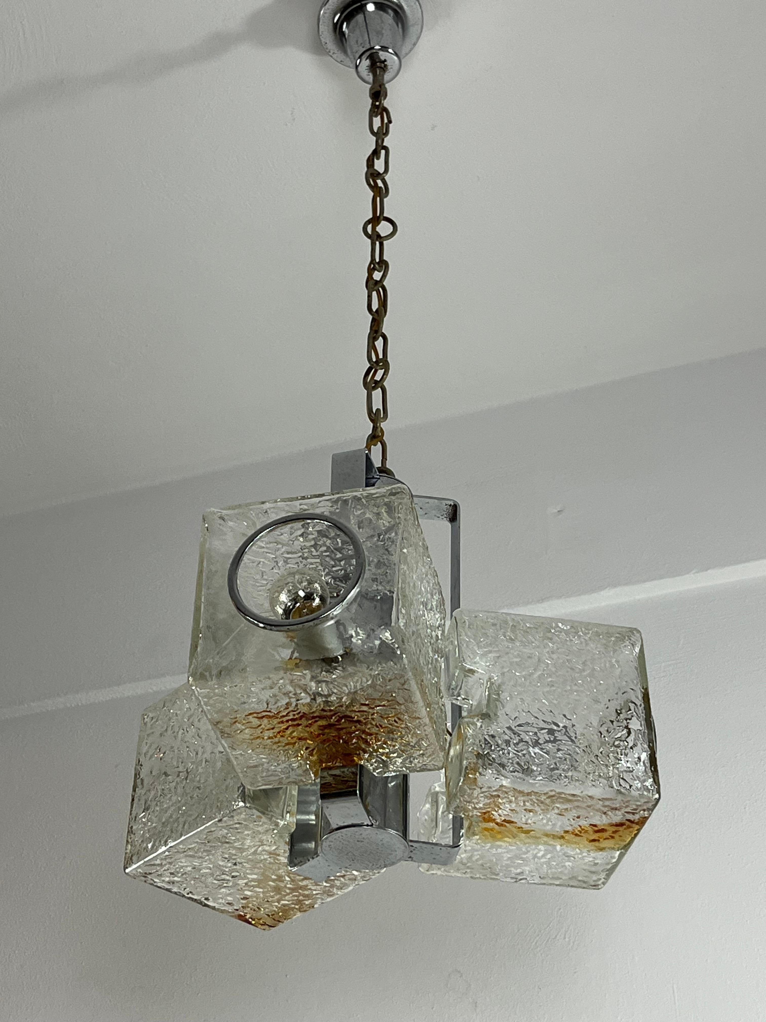 Lustre à 3 lumières en verre de Murano attribué à Toni Zuccheri pour VeArt, années 1970
Verres intacts, lampes E27. Structure en métal chromé. Bon état, petits signes de vieillissement. Hauteur 40 cm, 110 cm avec la chaîne.