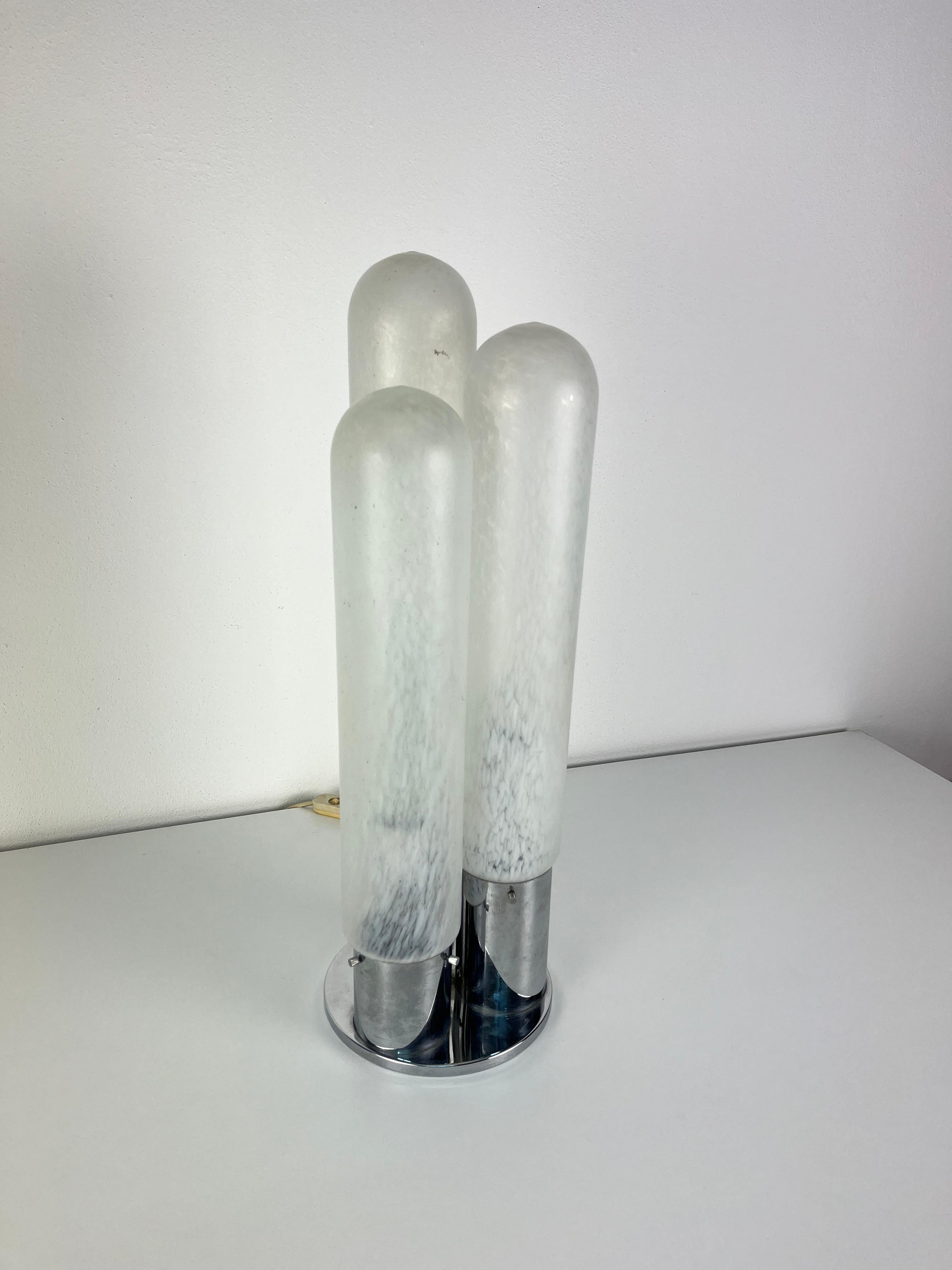 3-lumières en verre de Murano  Lampe de table par Carlo Nason pour Mazzega, 1970
Structure en métal chromé et éléments en verre.
Bon état, verre intact.
Lampes E27.

Nous garantissons un envoi rapide et assuré avec un emballage adéquat et un service