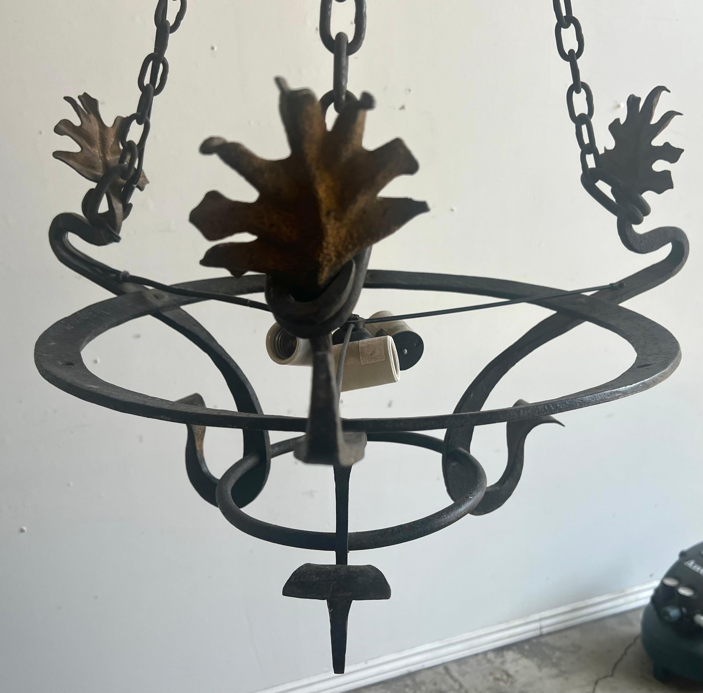 Lustre de style espagnol à 3 lumières en fer forgé en vente 7