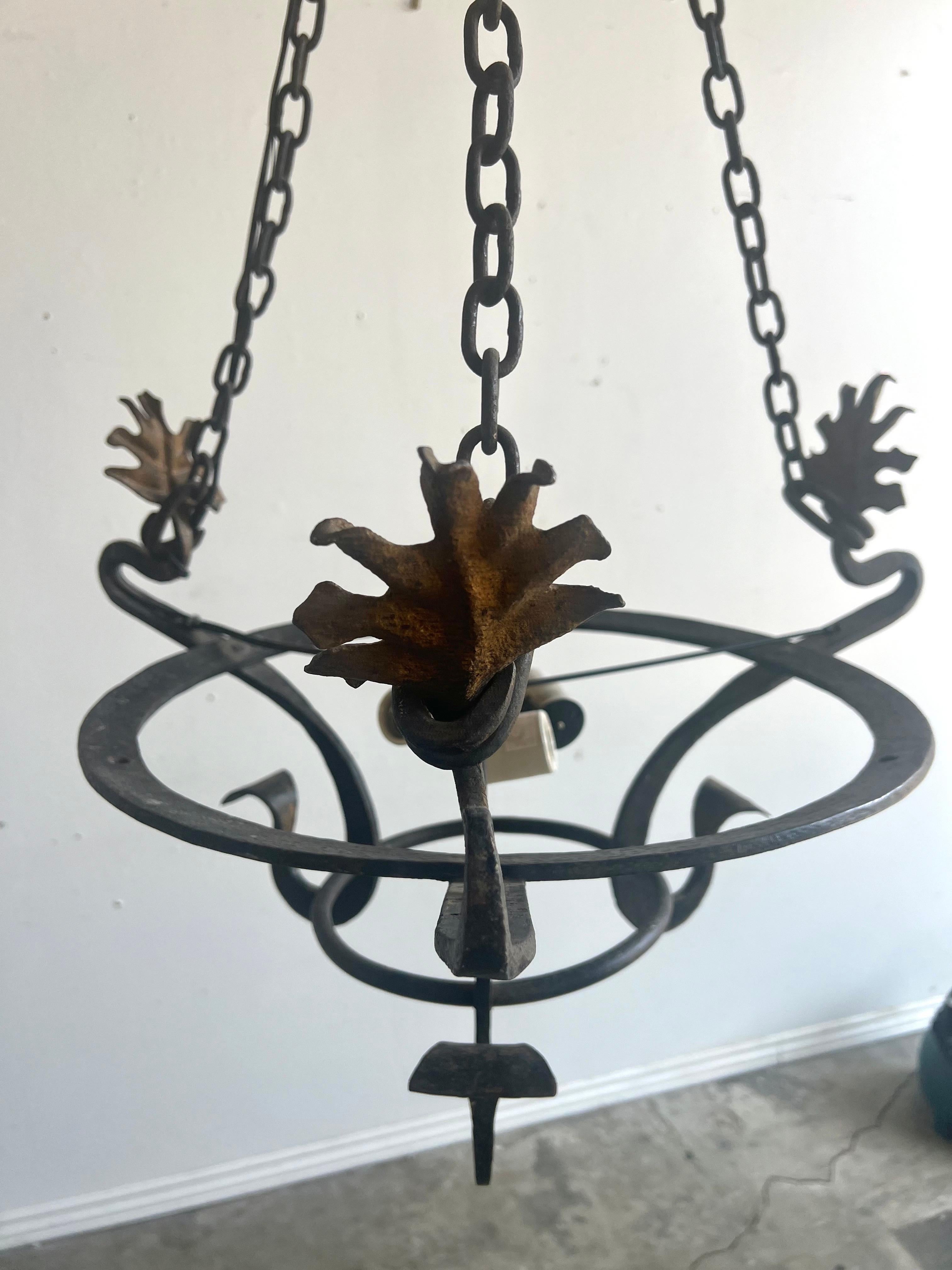 20ième siècle Lustre de style espagnol à 3 lumières en fer forgé en vente
