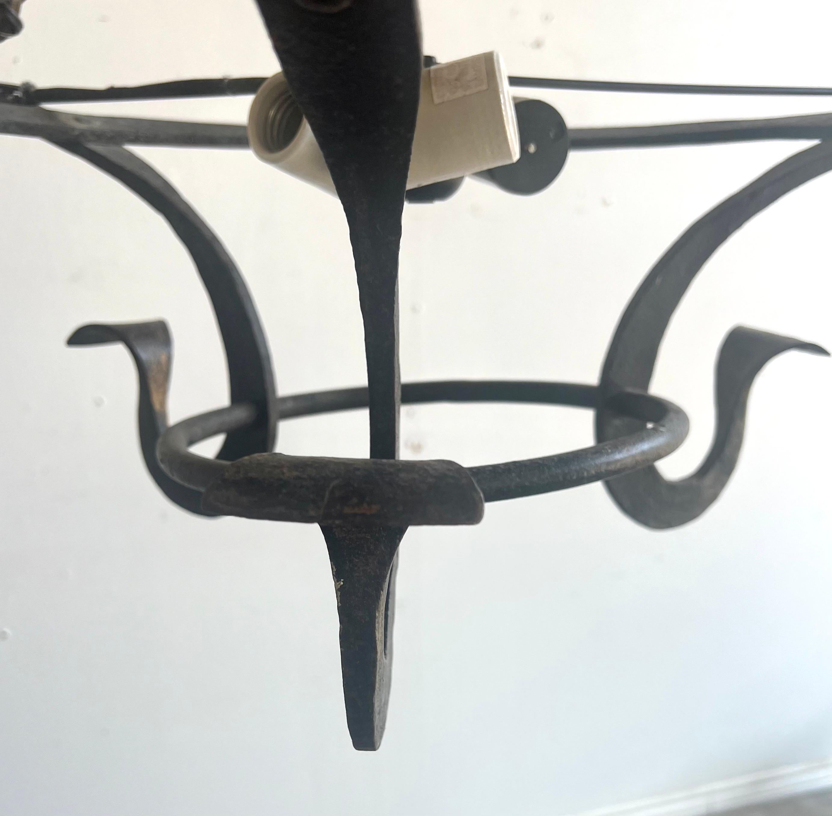 Lustre de style espagnol à 3 lumières en fer forgé en vente 1