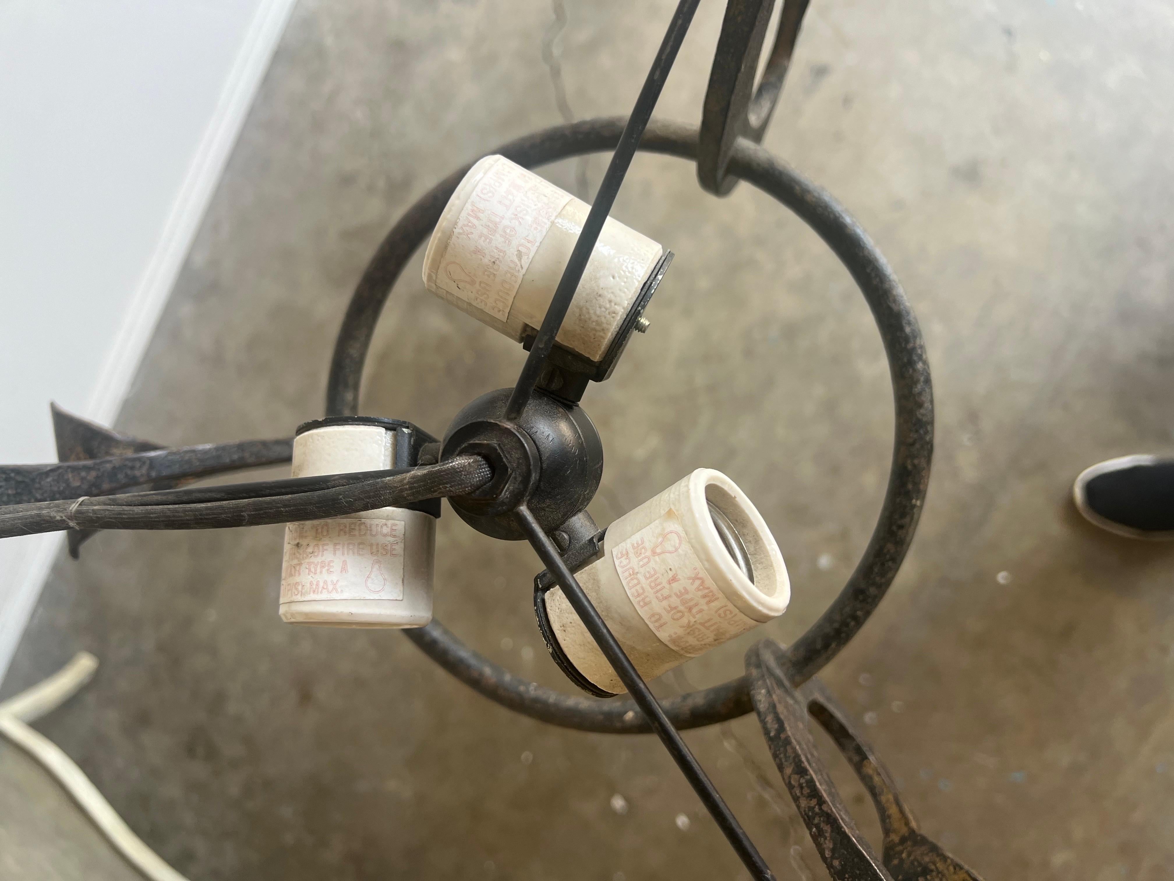 Lustre de style espagnol à 3 lumières en fer forgé en vente 2