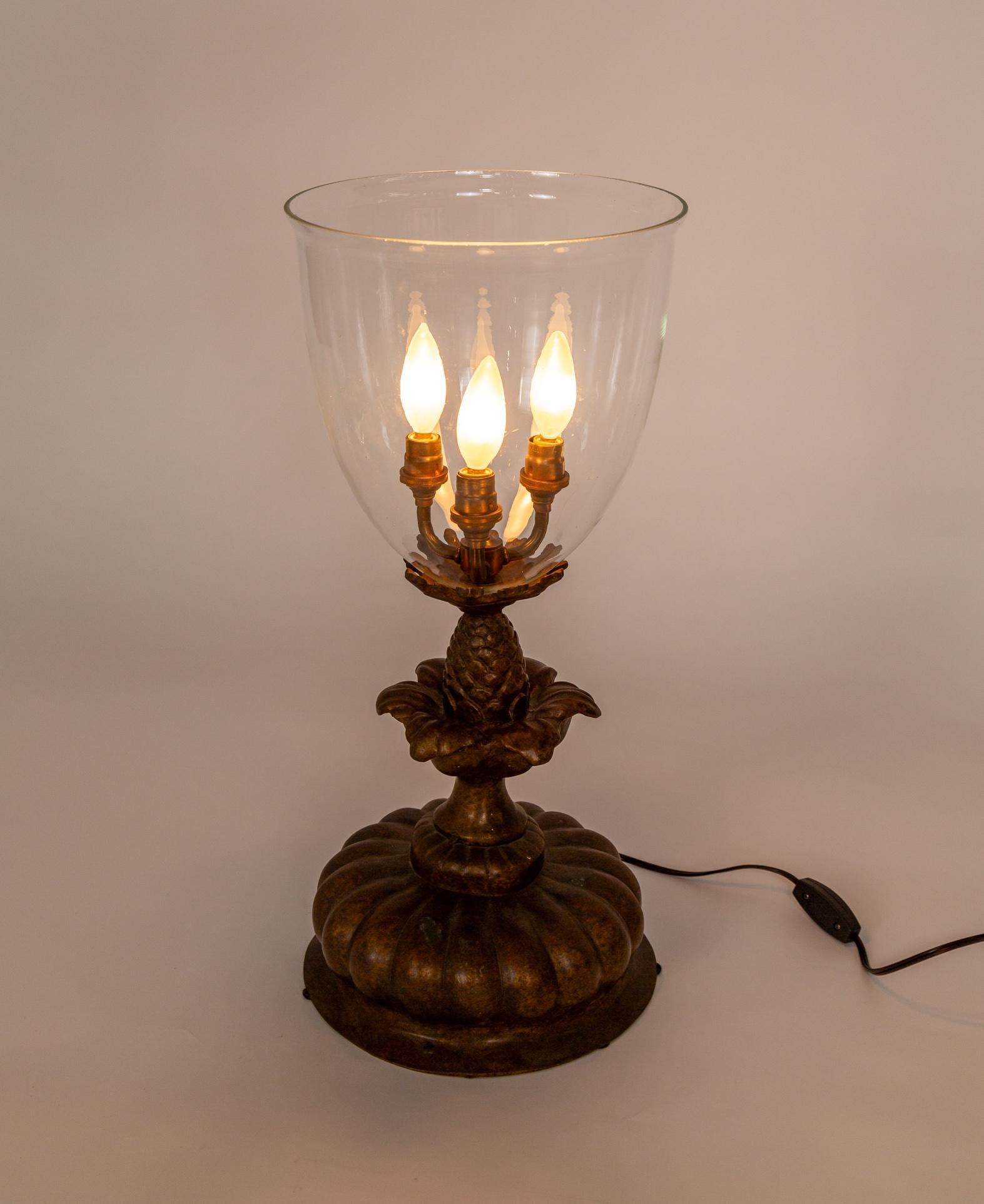 Lampe de table torchère avec une large base à godrons et une tige d'artichaut poussant, conçue par Luciano Tempo dans les années 1980.  Elle est dotée d'un grand abat-jour en verre soufflé transparent et de trois lampes candélabres.  Il s'agit d'un