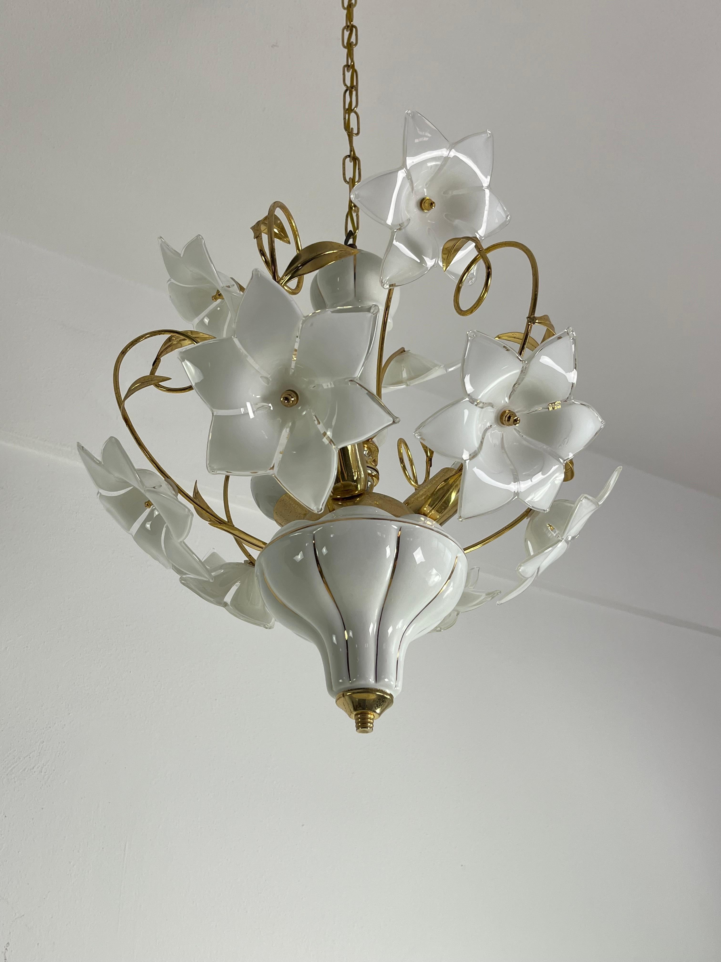 Lustre vénitien à 3 lumières avec fleurs en verre de Murano, 1970
Structure métallique dorée.
Intactes et en bon état, lampes E14.