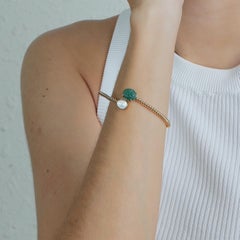 14 Karat Yellow Gold Oval Twisted Wire Bracelet with Uncut Diamonds and Emerald