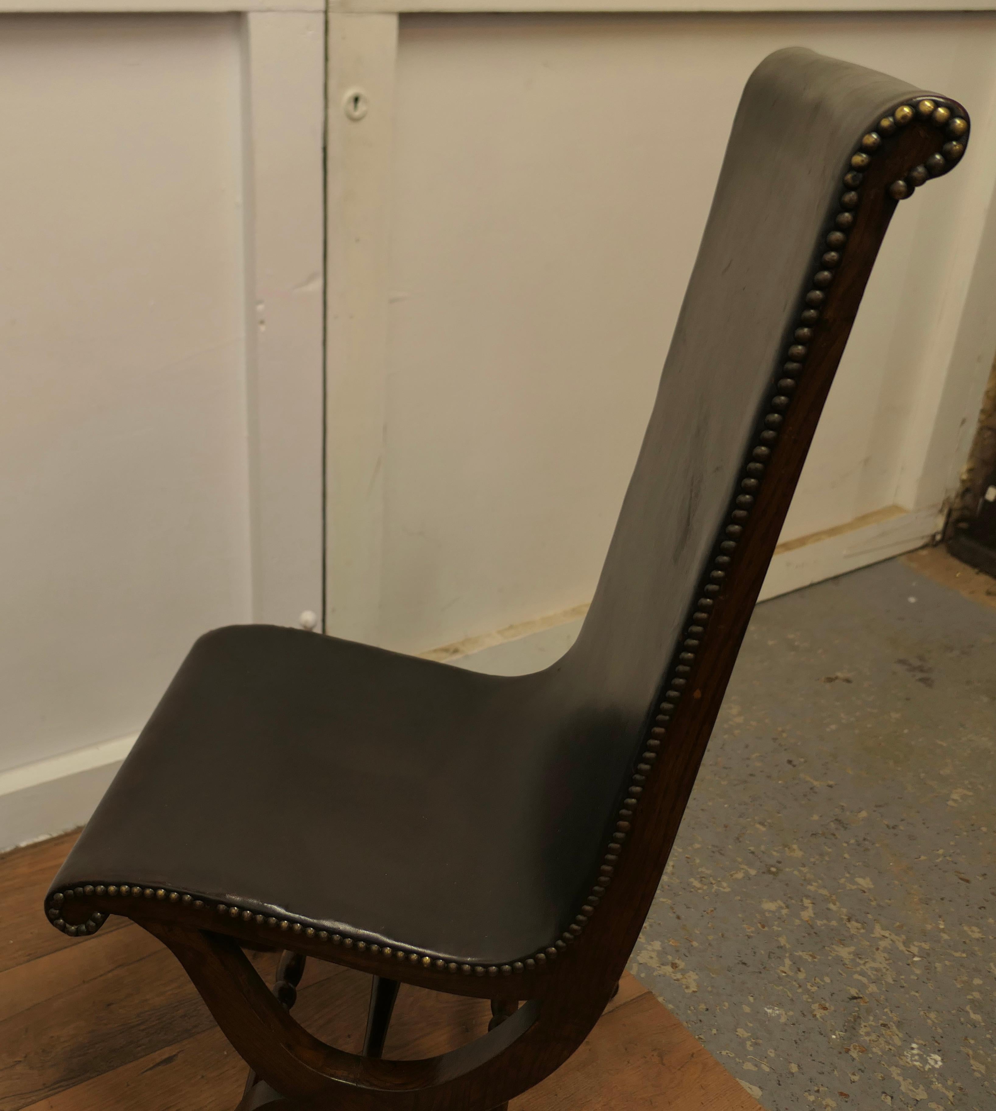 3 chaises de cheminée assorties en cuir et en chêne du milieu du siècle dernier par Pierre Lottier  en vente 3
