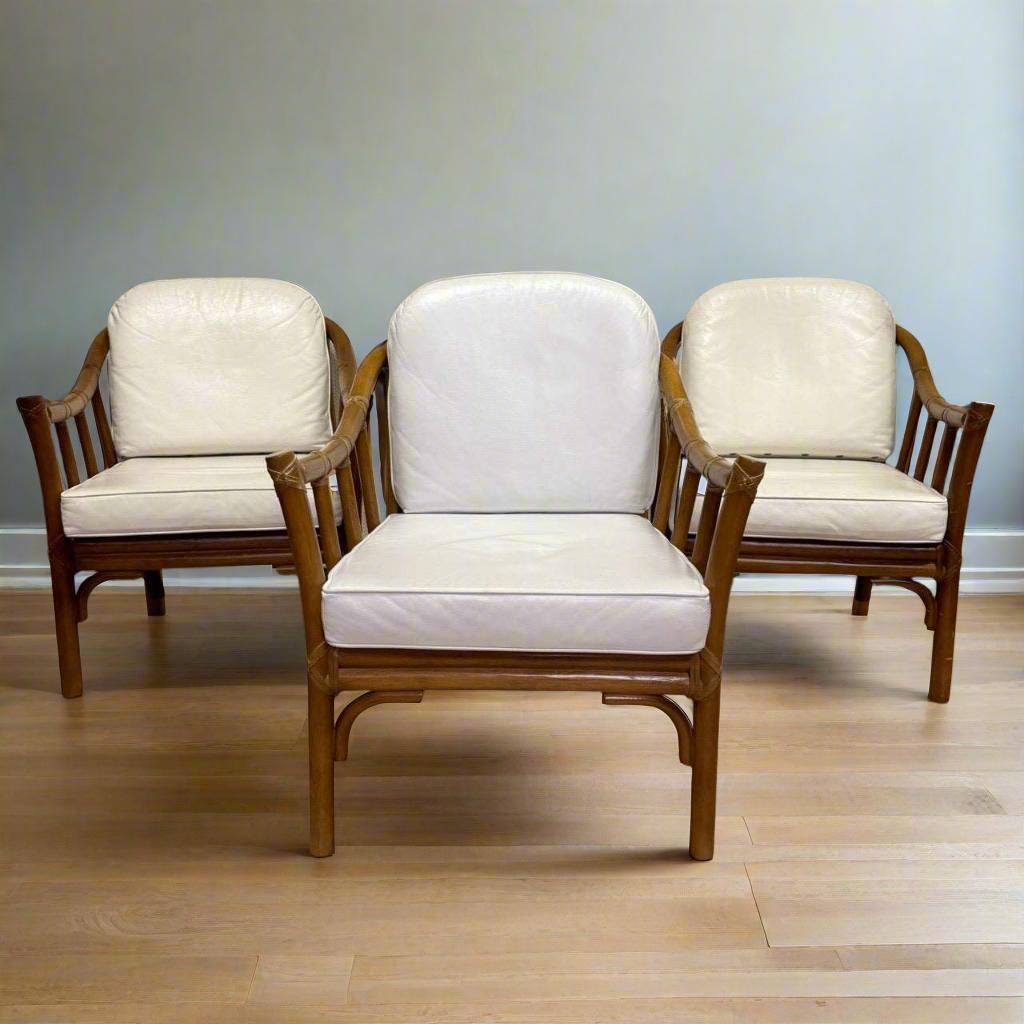 ✓ Construction de haute qualité
✓ Très confortable
✓ Vintage By

Dimensions :
L : 65cm  H : 72cm  D : 72cm
Hauteur du siège : 42cm
Profondeur de l'assise : 50cm

Article : Trois fauteuils de salon
Numéro d'article : 830
Origine : Brevet américain Mc