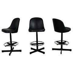 3 taburetes de bar MCM Samsonite de vinilo negro, piel sintética y cromo ajustables