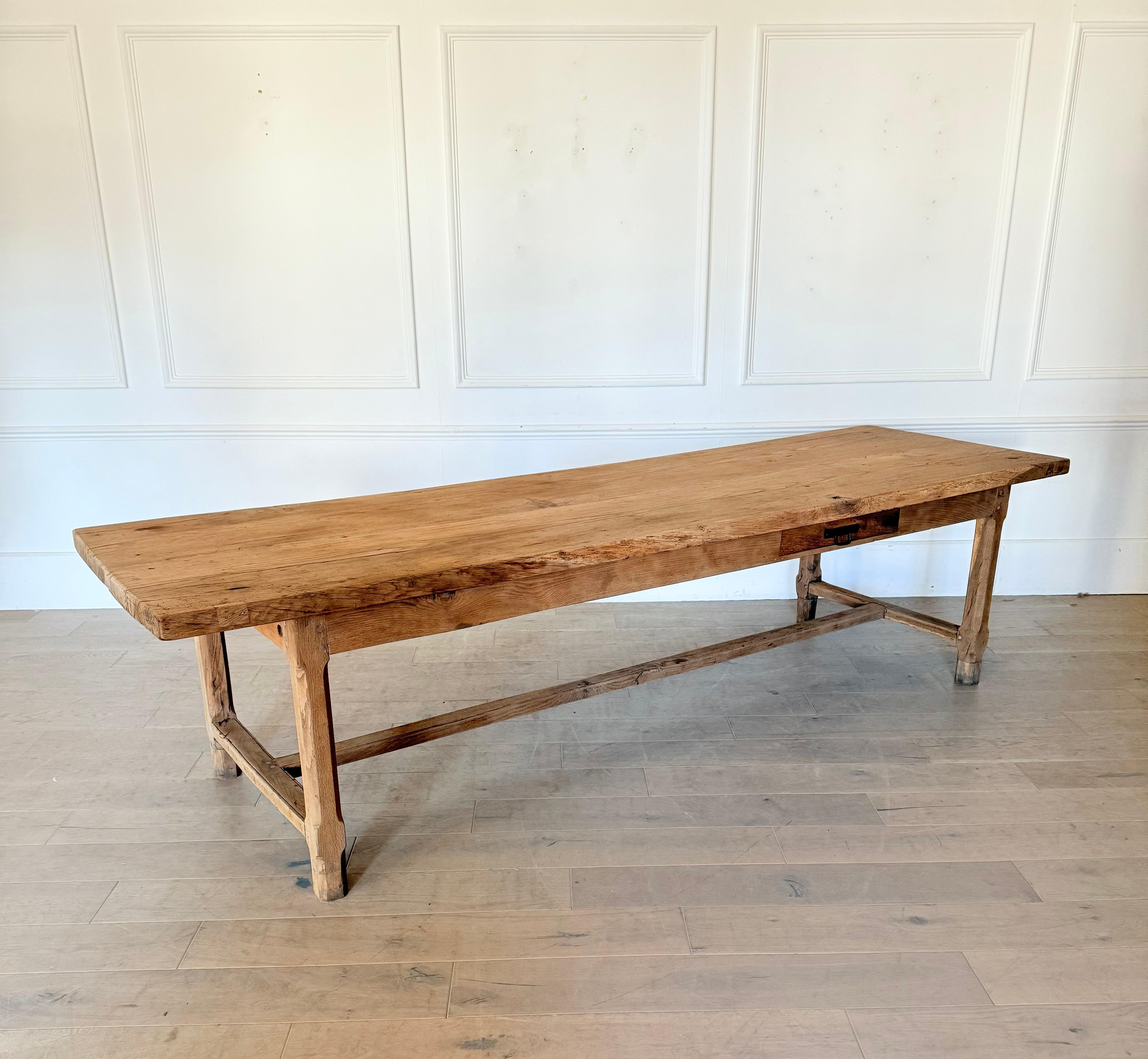 Merveilleux exemple de table de réfectoire en chêne massif du début du 19e siècle / Table de ferme 

Française vers 1820, construite en chêne massif, cette pièce a été lavée et frottée pour lui donner un aspect contemporain. 
Tiroir simple sur un