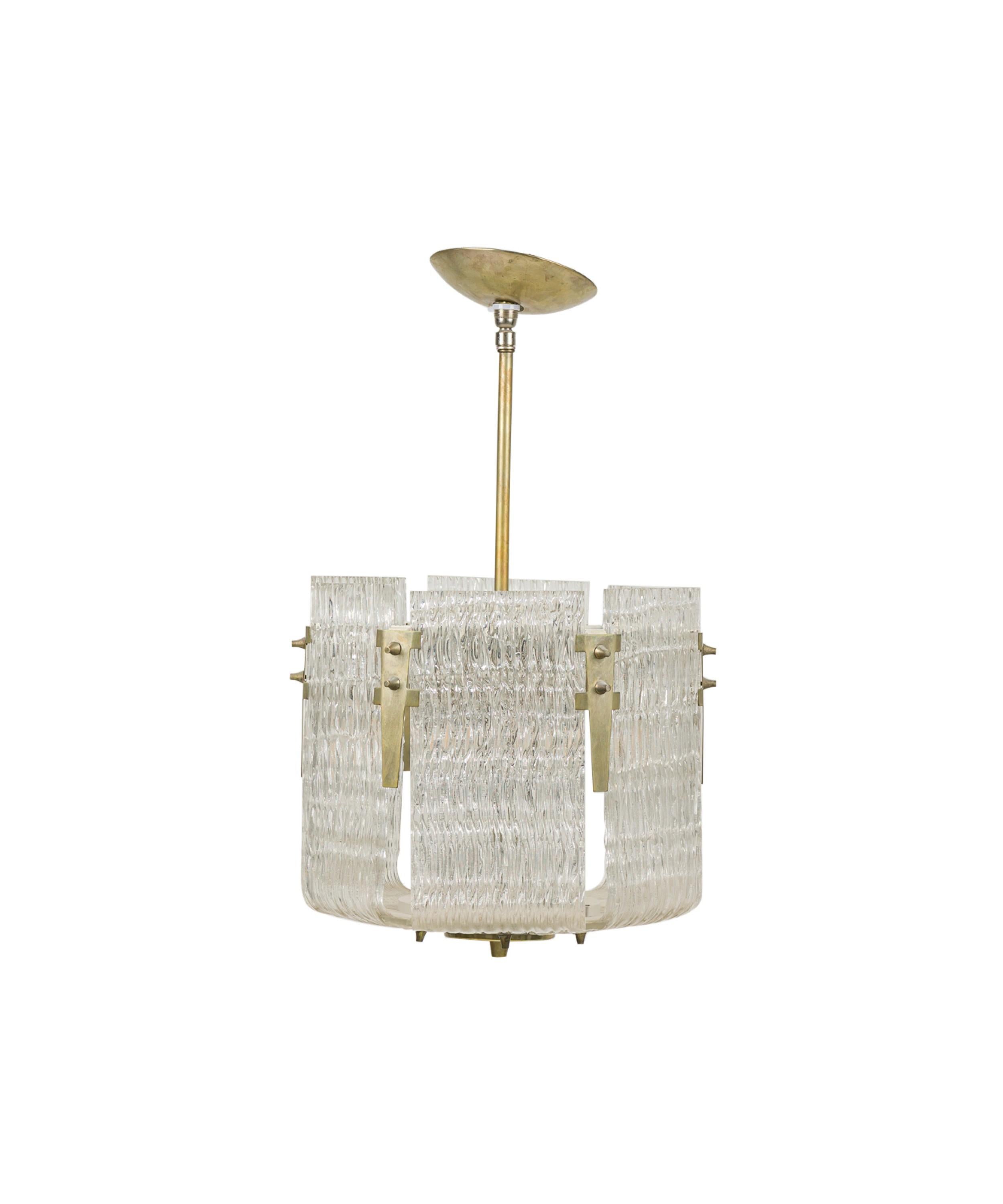 3 Lustre du milieu du siècle (peut-être scandinave) composé de 6 panneaux rectangulaires texturés transparents avec un design en gradins soutenu par un cadre en laiton avec un fleuron rond en bas (PRIX PAR CHACUN)