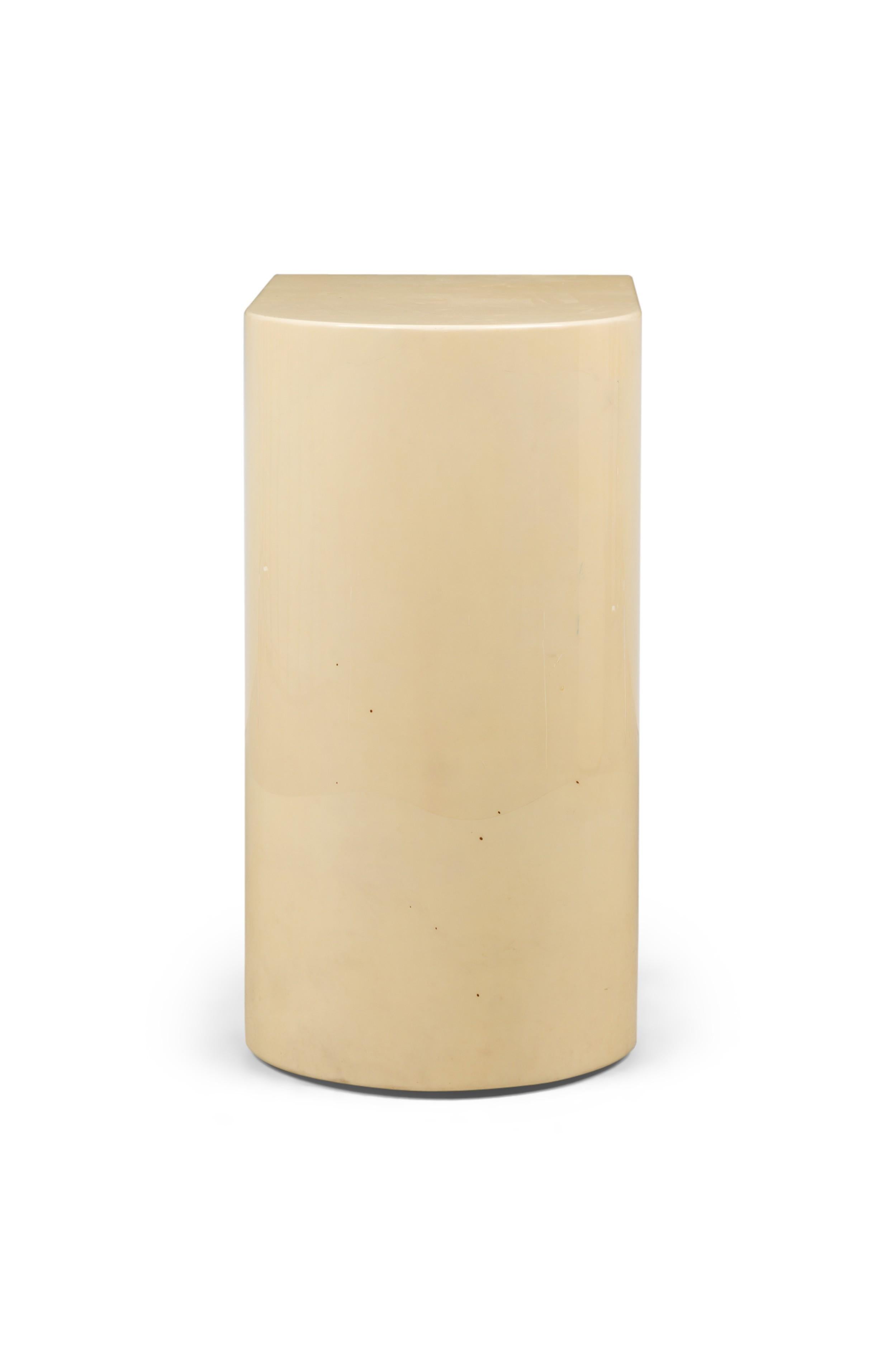 3 Mid-Century American beige Ziegenleder Sockel / End-Tabelle Basen) mit einer abgerundeten Vorderseite und flachen Rücken (PREIS JEDE) (KARL SPRINGER) (1 identisch in Florida Showroom-REG4050A; ähnlich oval Modell REG4050C)