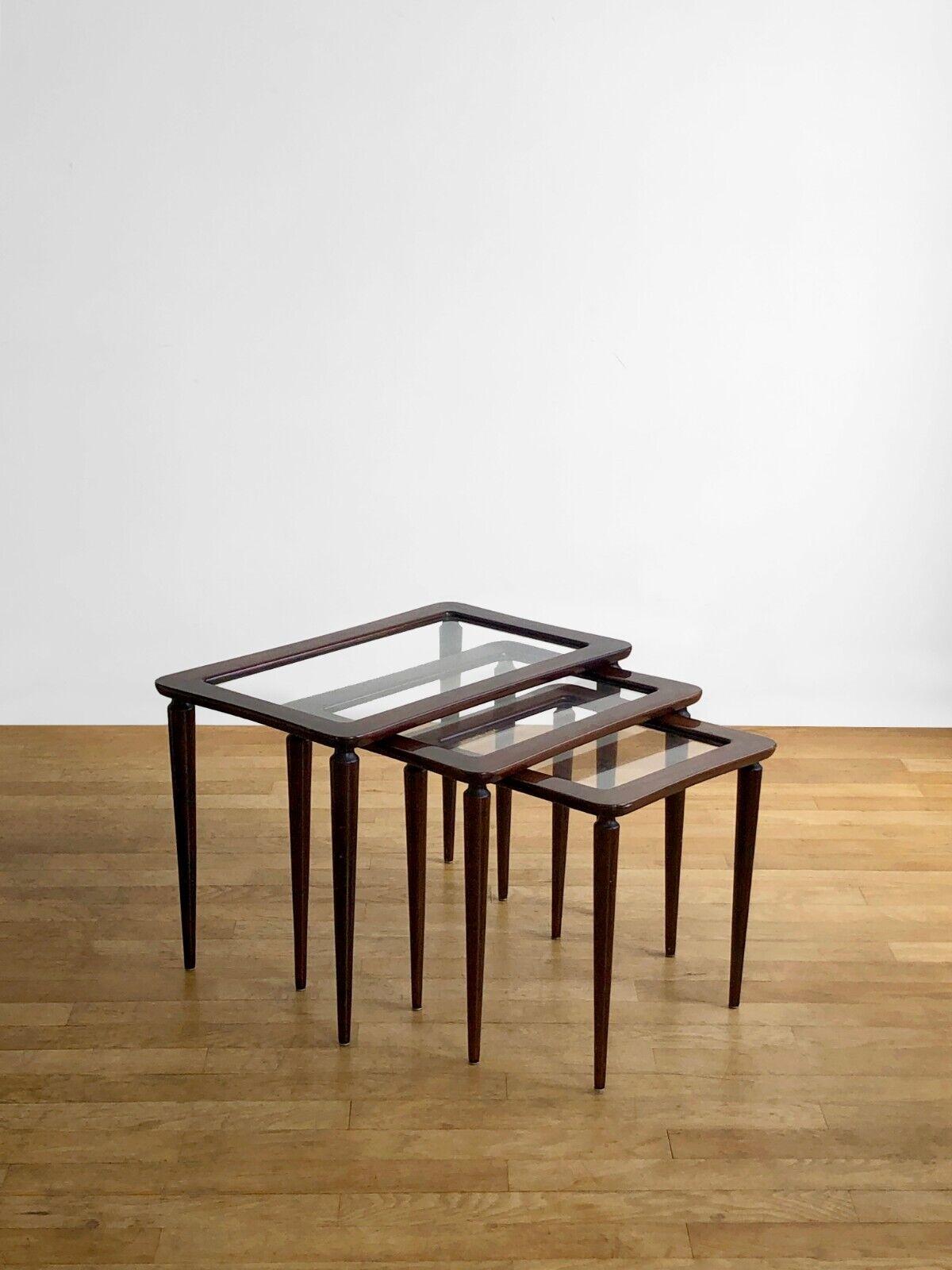A beautiful and luxurious set of 3 Nesting Tables, side tables, bedside tables or end tables, Modernist, Free Form, in varnished mahogany and original glass tops, Model 401 by Ico Parisi edition De Baggis, Italy 1950.

DIMENSIONS:
H 44.8 x W 63.6 x