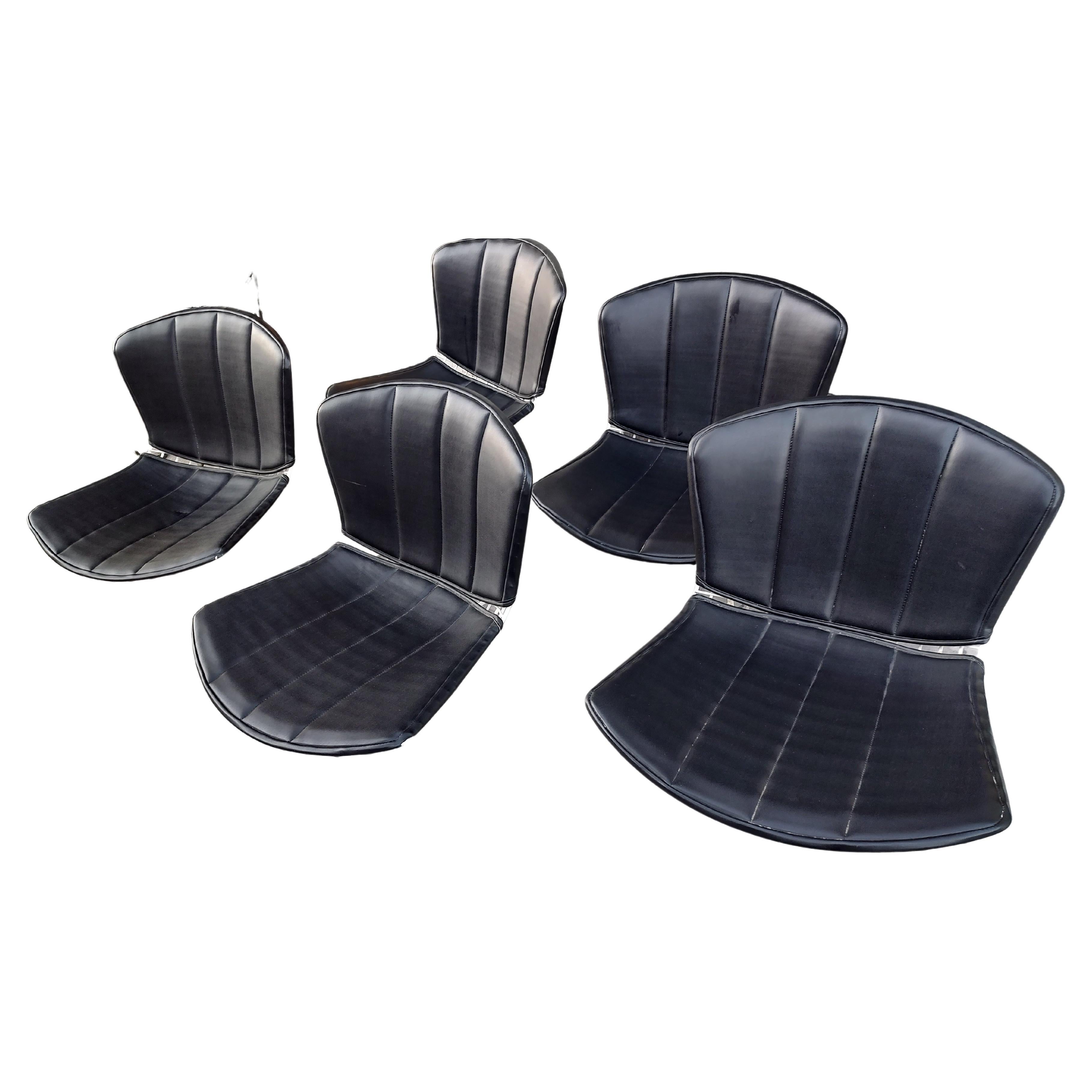 Design intemporel et fabuleux de Harry Bertoia pour Knoll International. Ensemble de 3 beautés classiques avec des rembourrages en cuir intégral pour les sièges et les dossiers. Tous étiquetés et en très bon état avec une usure minimale. Une