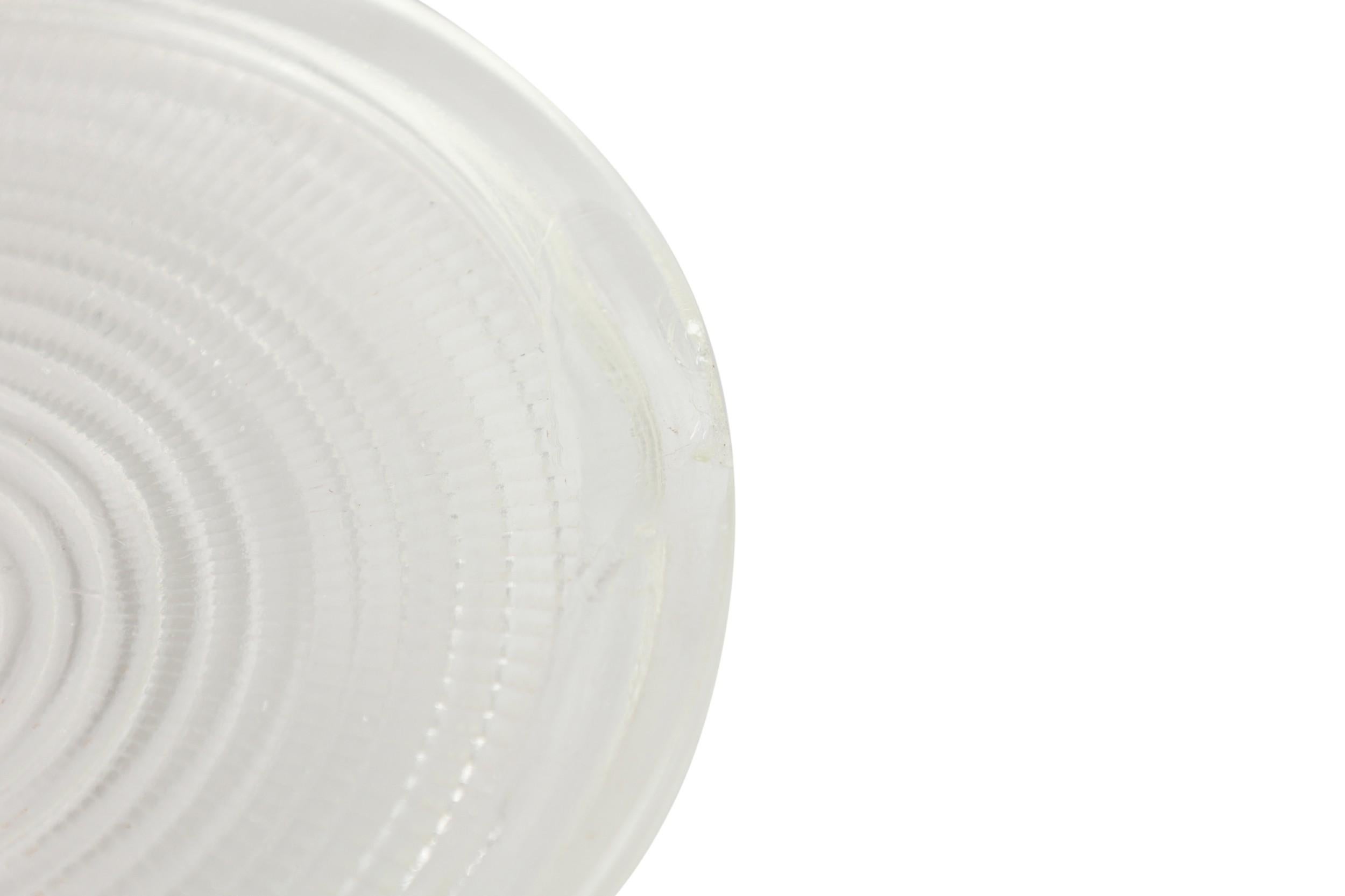 3 Lampadario rotondo in vetro smerigliato di metà secolo con piastra metallica rotonda in vendita 3