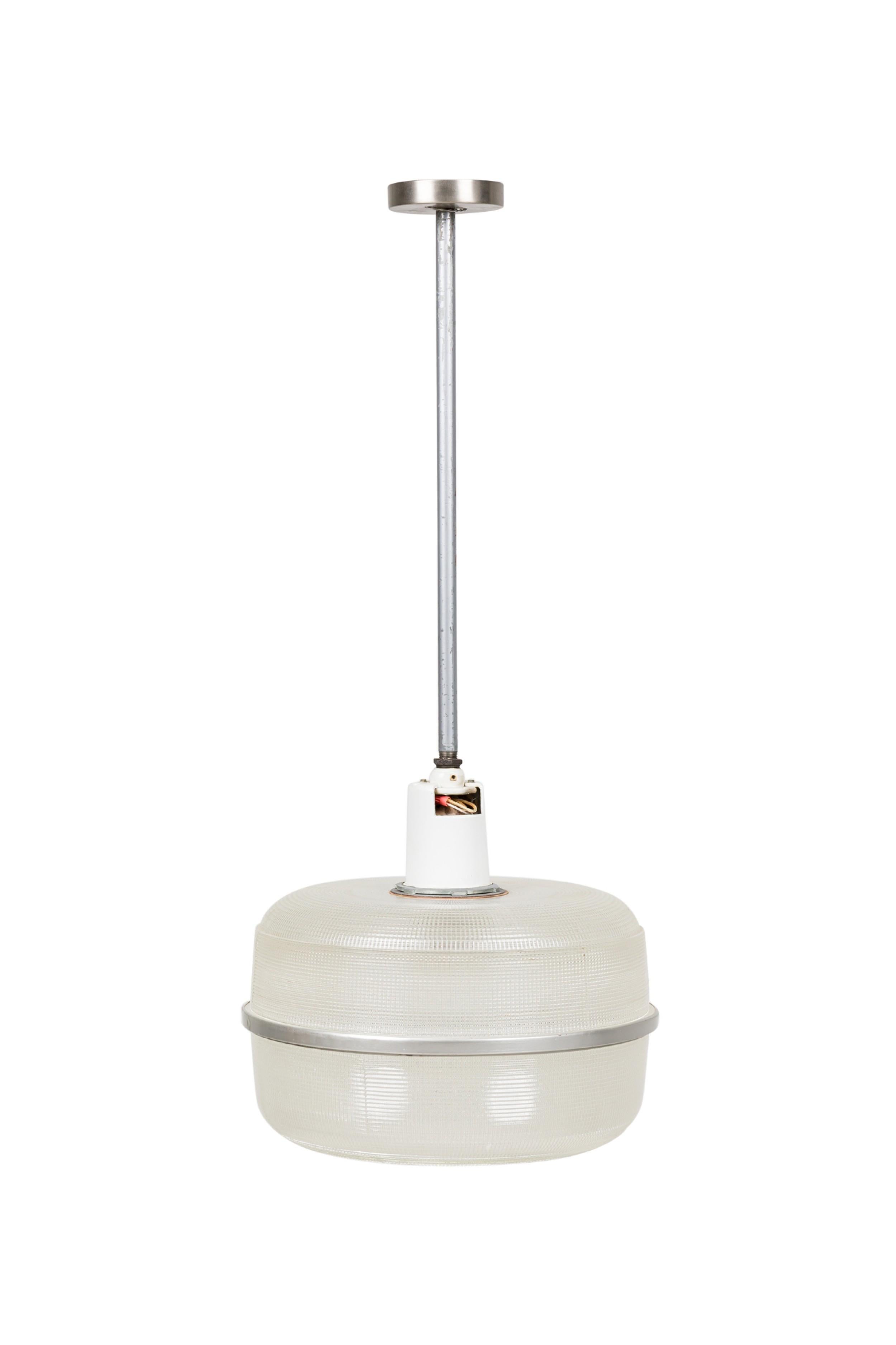 3 lampadari / lanterne di forma cilindrica di metà secolo con un design circolare micro-quadrato con una fascia centrale in metallo argentato e un supporto per il palo del soffitto (PREZZO OCCASIONALE)