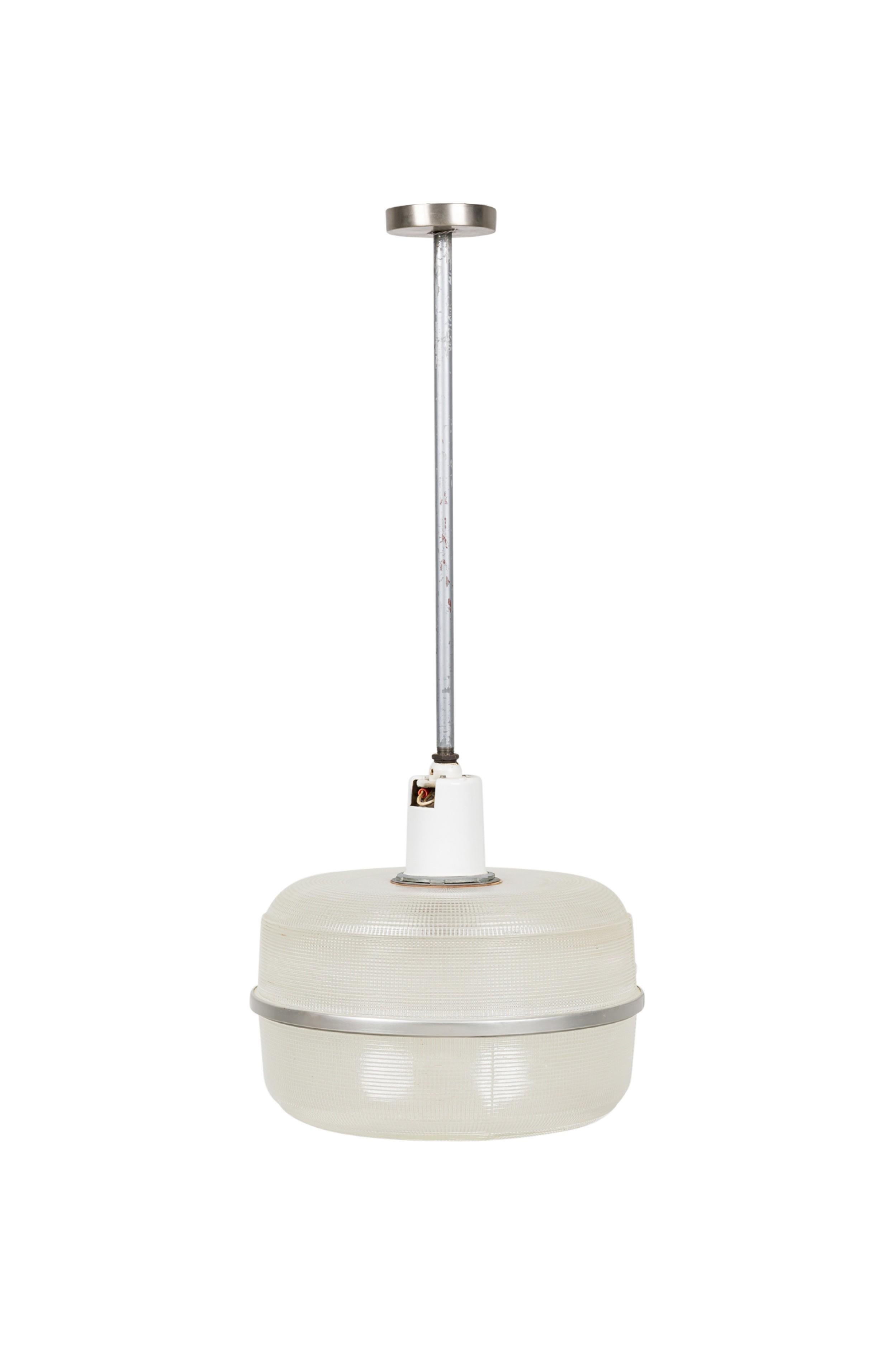 Mid-Century moderno 3 Lampadario rotondo in vetro smerigliato di metà secolo con piastra metallica rotonda in vendita