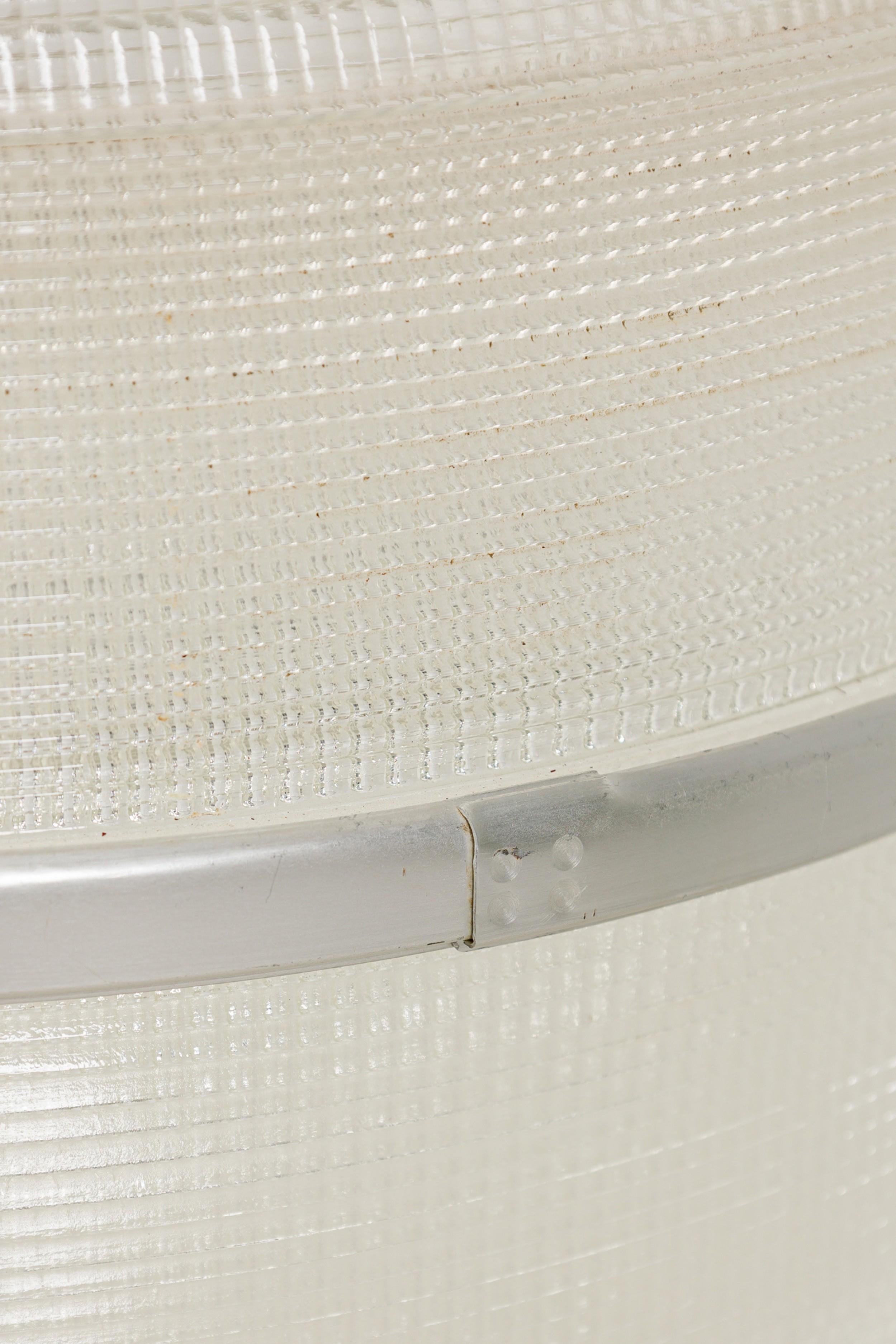 Fatto a mano 3 Lampadario rotondo in vetro smerigliato di metà secolo con piastra metallica rotonda in vendita