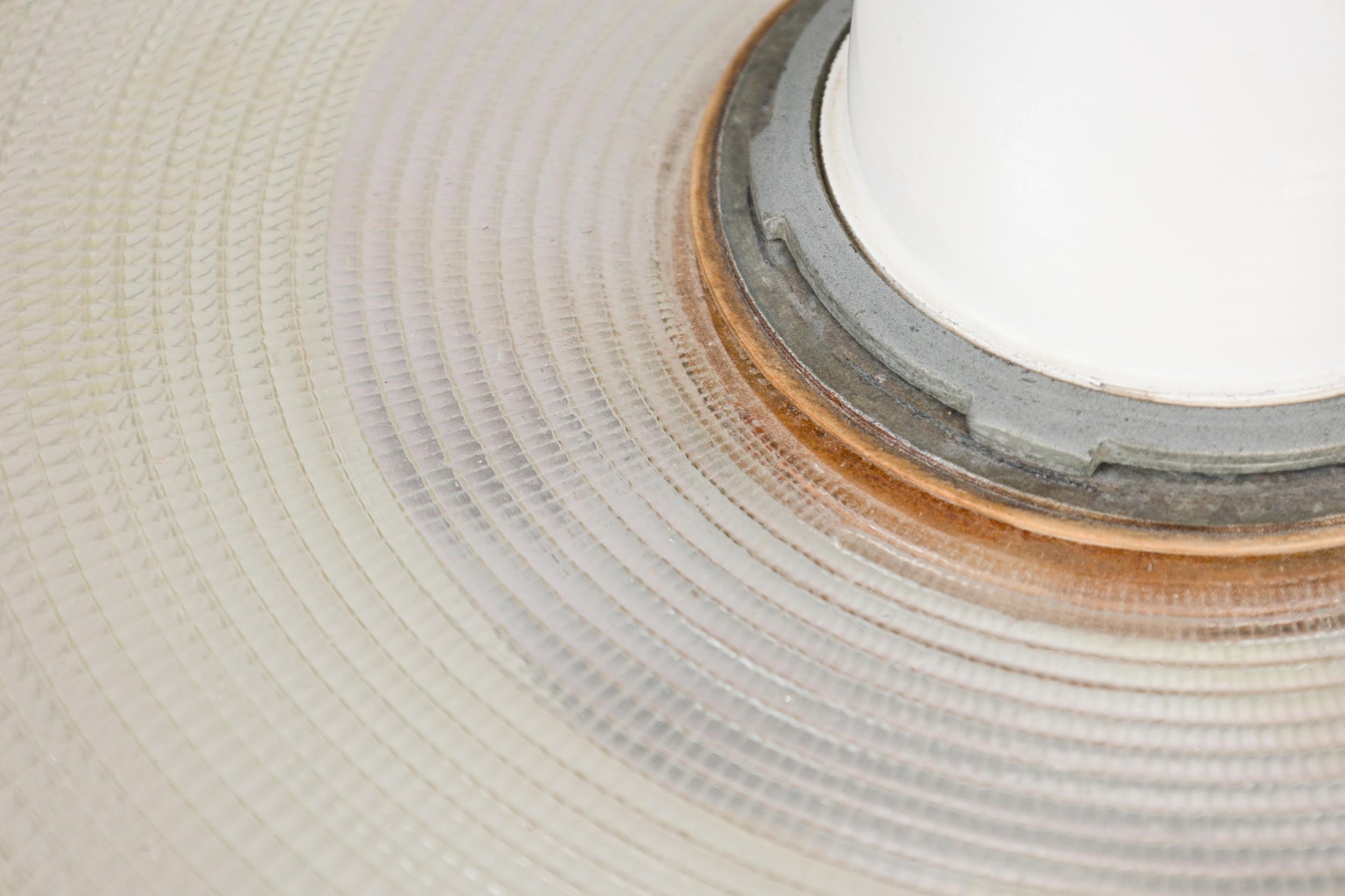 XX secolo 3 Lampadario rotondo in vetro smerigliato di metà secolo con piastra metallica rotonda in vendita
