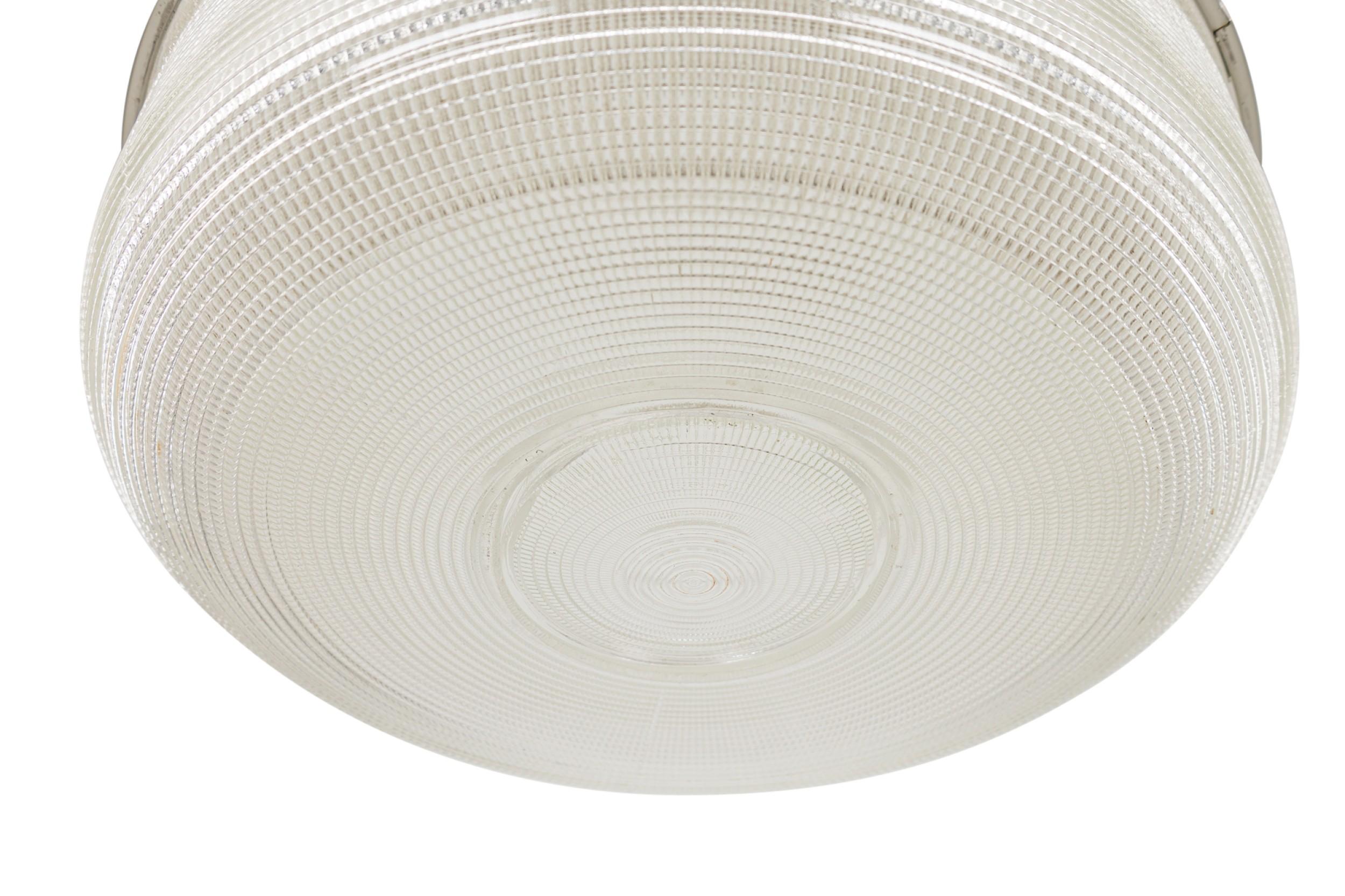 3 Lampadario rotondo in vetro smerigliato di metà secolo con piastra metallica rotonda in vendita 1
