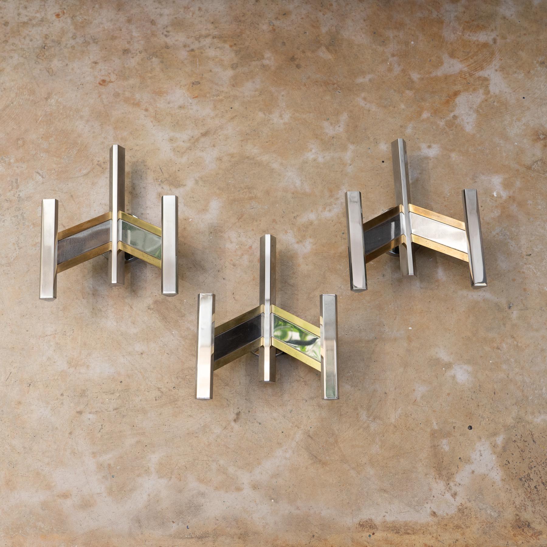3 Apliques de pared de mediados de siglo de Gio Scolari, Italia (1960)
Descripción:

Este conjunto de 3 apliques de pared Mid Century del renombrado diseñador Gio Scolari, creado en 1960, es un ejemplo excepcional del diseño modernista italiano.