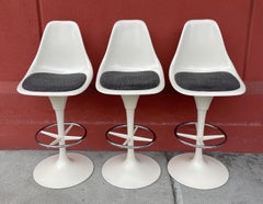 3 tabourets de bar blancs du milieu du siècle, base en forme de tulipe, hauteur de bar dans le style de Saarinen