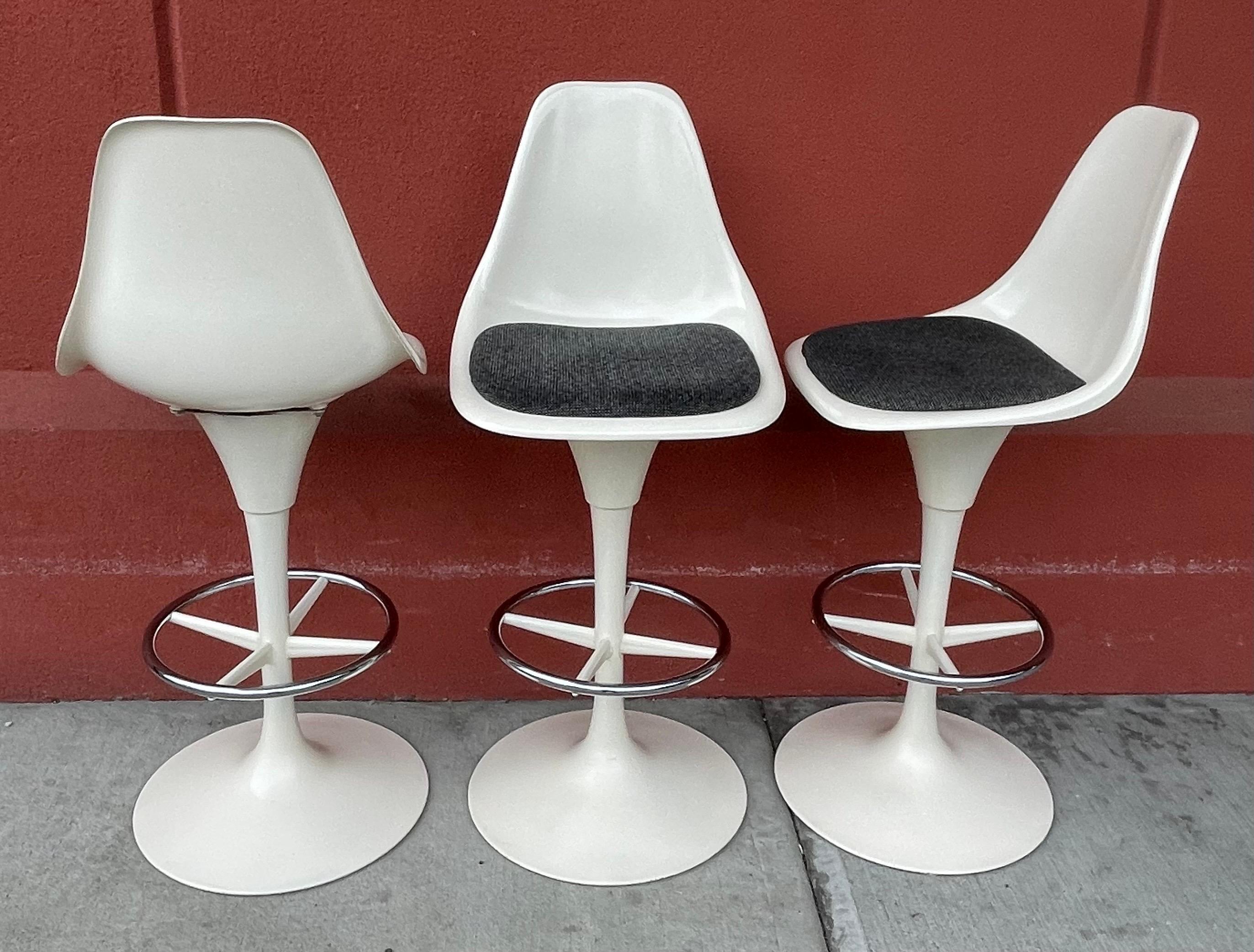 3 Mid Century White Bar Stools, Tulip Base, Bar Height in the Style of Saarinen In Good Condition In Bedford Hills, NY