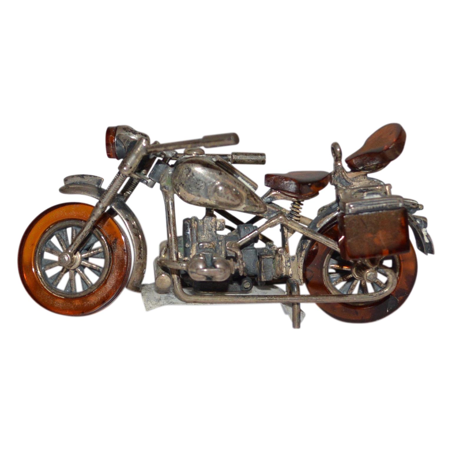 Set Of 3 Miniature Amber And Silver Harley Davidson Style Motor Bikes In Good Condition For Sale In Haddonfield, NJ