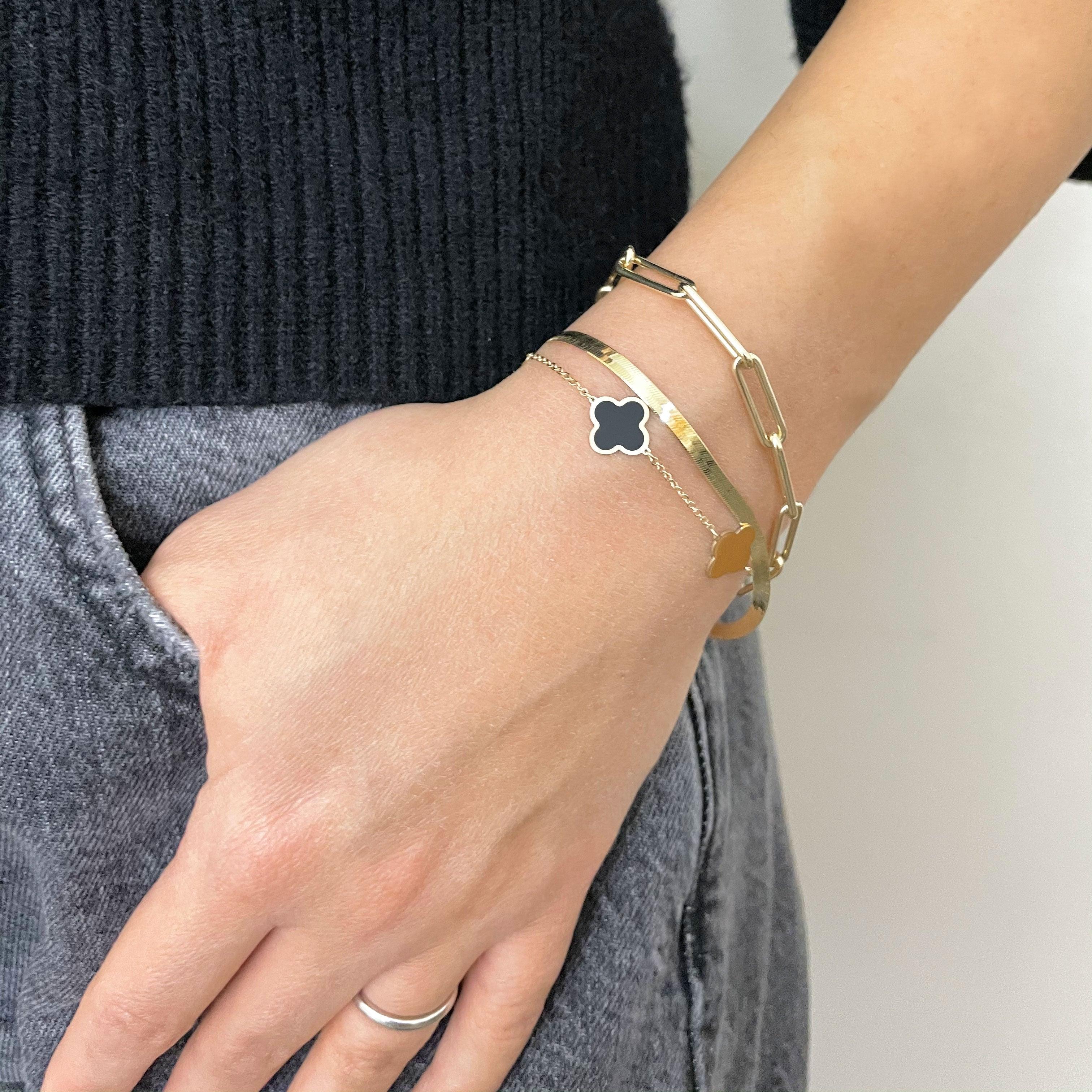 The herringbone bracelet is the perfect lightweight, everyday addition to bring together any outfit. Be sure to stack it for an elevated look!

14K Yellow Gold

Chain Length: 7 inches

Measures: 3 millimeters

Please note that herringbone chains are