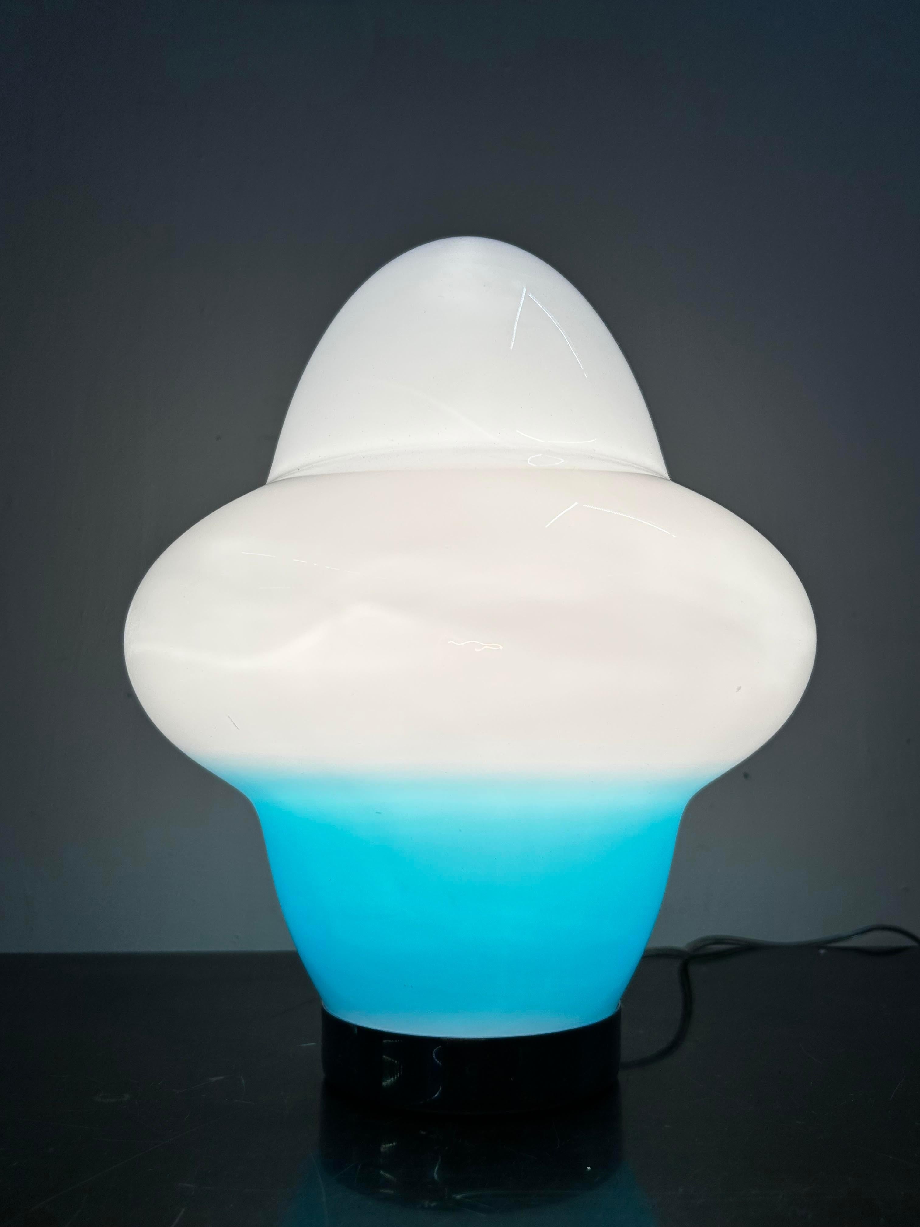 Magnifiques lampes de table en verre de Murano soufflé à la main dans une variation de tons bleus,
Conçue par Ettore Sottsass pour Venini et fabriquée en 1994.
L'abat-jour en verre est signé 
