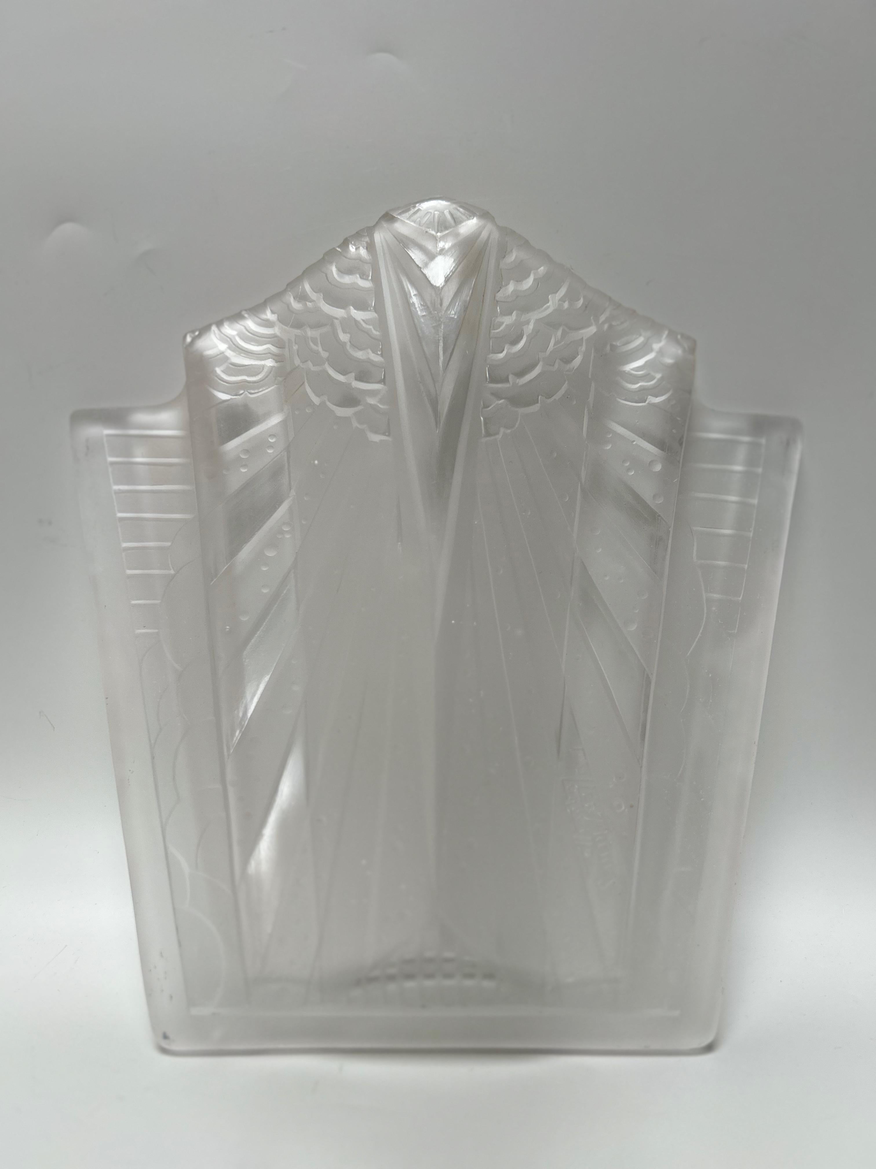 Ensemble de 3 appliques art déco circa 1930.
Cadre en fer martelé. Plaques en verre moulé pressé à décor géométrique et signées Muller Frères.
En très bon état et électrifié.

Hauteur totale : 42 cm
Largeur : 26 cm
Profondeur : 8 cm
Poids total : 6