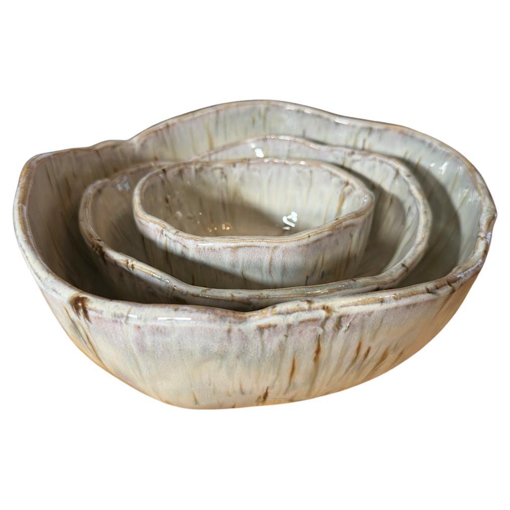 JESSE FALES, 3 bols gigognes (Aspen Bark Ceramics Collection) grès blanc et glaçure brillante blanche étant brune, 2024. 

Ces bols fabriqués à la main représentent la simplicité, la force et la beauté des arbres ASPEN BARK. Fabriqué à la main dans