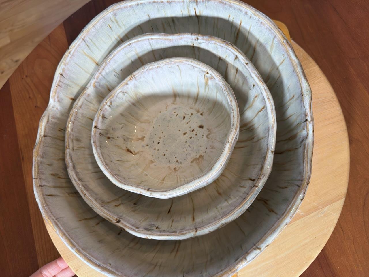 3 bols gigognes (Aspen Bark Collectional ceramics), grès émaux brillants crème Neuf - En vente à Cody, WY