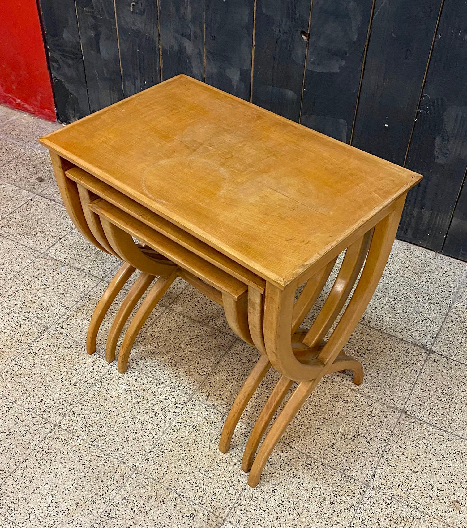 Beech 3 nesting tables in stained beech circa 1940/1950 For Sale
