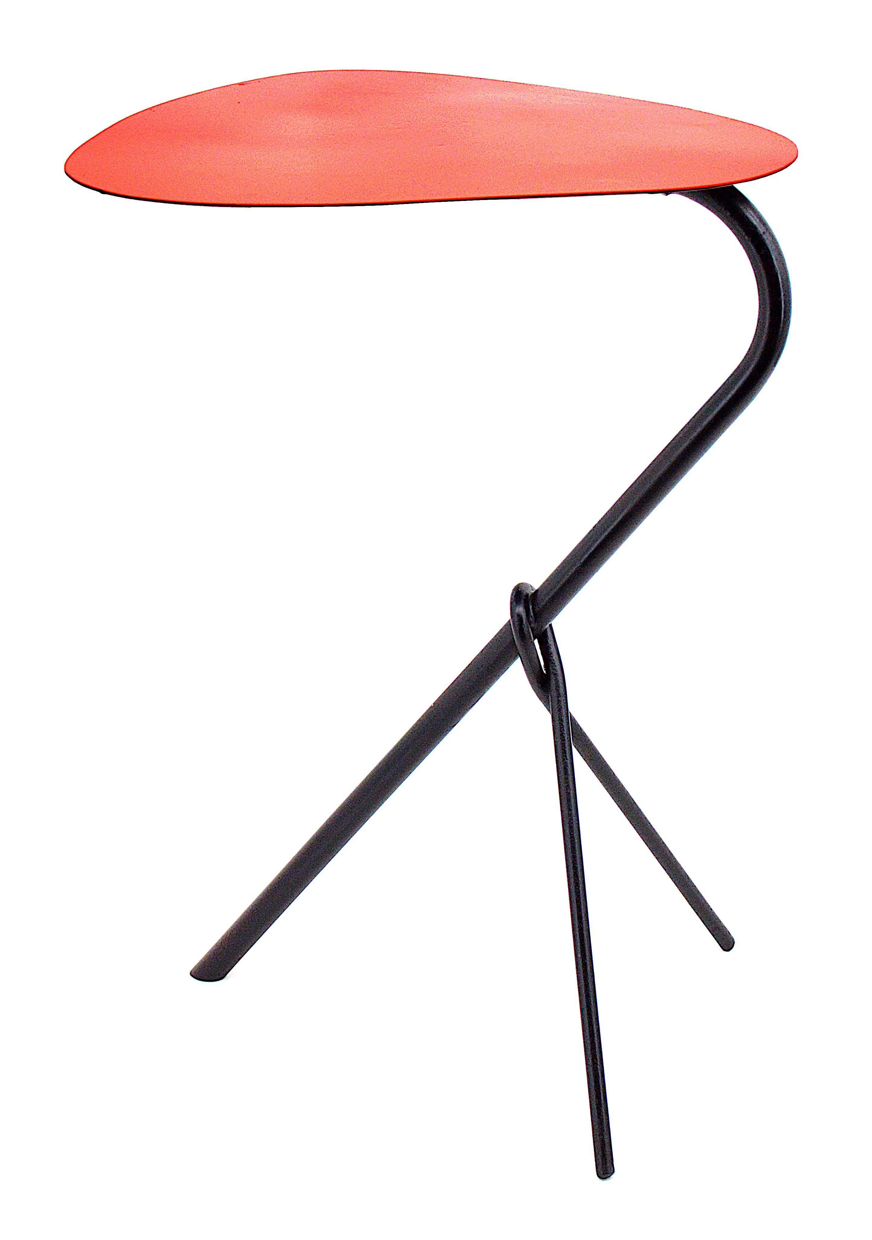 3 tables gigognes du milieu du siècle, France, fin des années 1950. Table rouge - hauteur 53 cm, longueur 36,2 cm, largeur 35,4 cm. Table jaune - hauteur 17.3