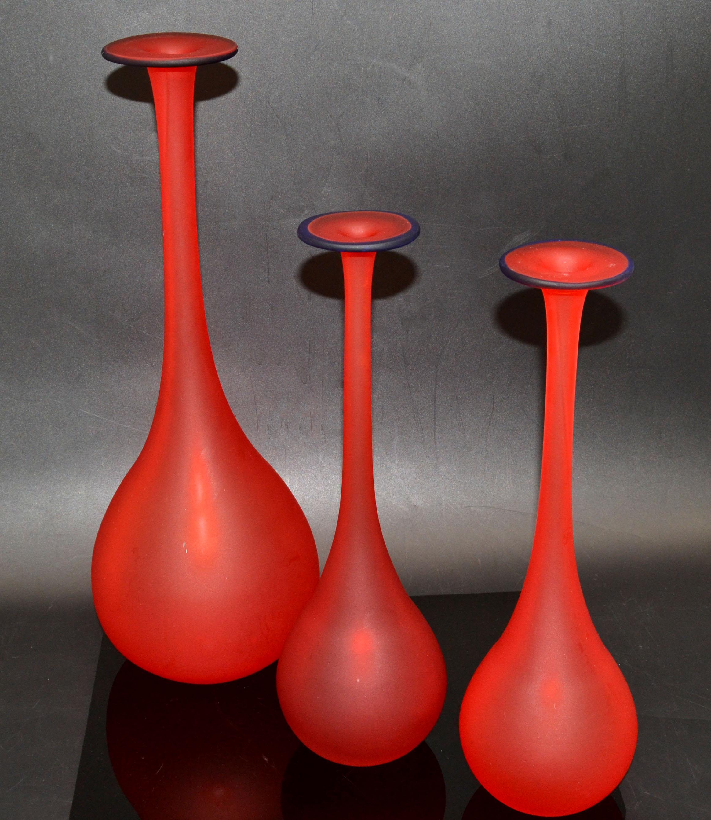 Mid-Century Modern 3 vases gigognes en verre satiné rouge et bleu translucide de style Moretti, Italie en vente