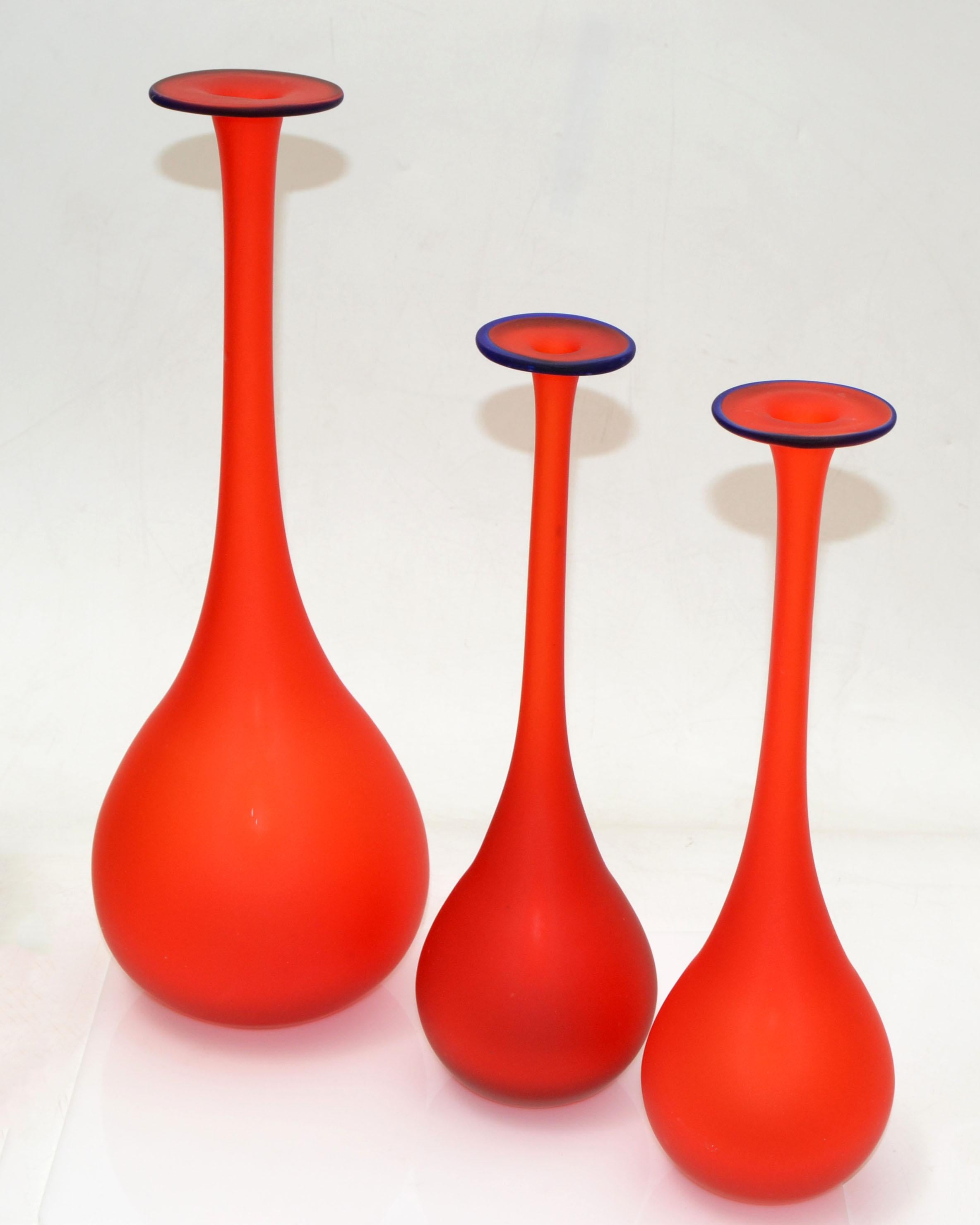 italien 3 vases gigognes en verre satiné rouge et bleu translucide de style Moretti, Italie en vente