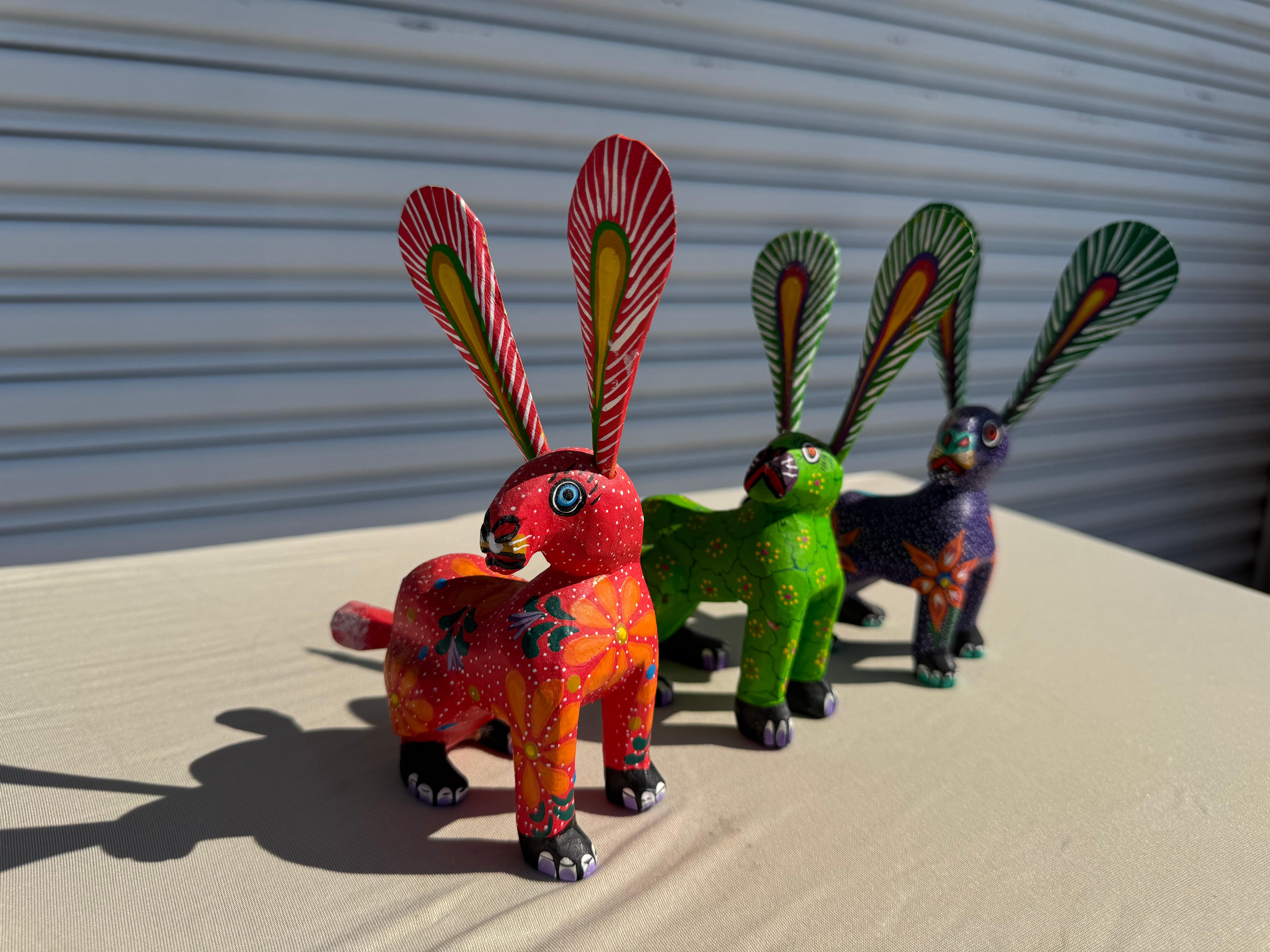 Dies sind drei fein gearbeitete und handbemalte Oaxaca-Volkskunstskulpturen von Kaninchen.