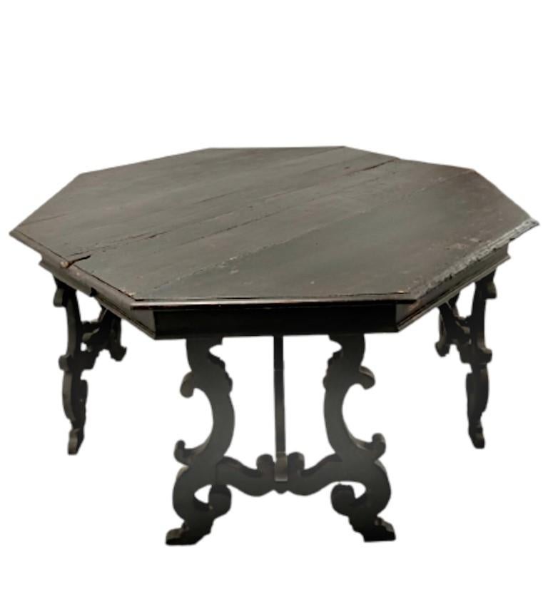3 Octagonal Lyre-style Tables, in seventeenth-century style, in walnut, each divisible into two consoles. From the 1800s.
Octagonal Tables
3 tables - 6 consoles
3 octagonal tables in walnut with dark patina, each divisible into two consoles.
The