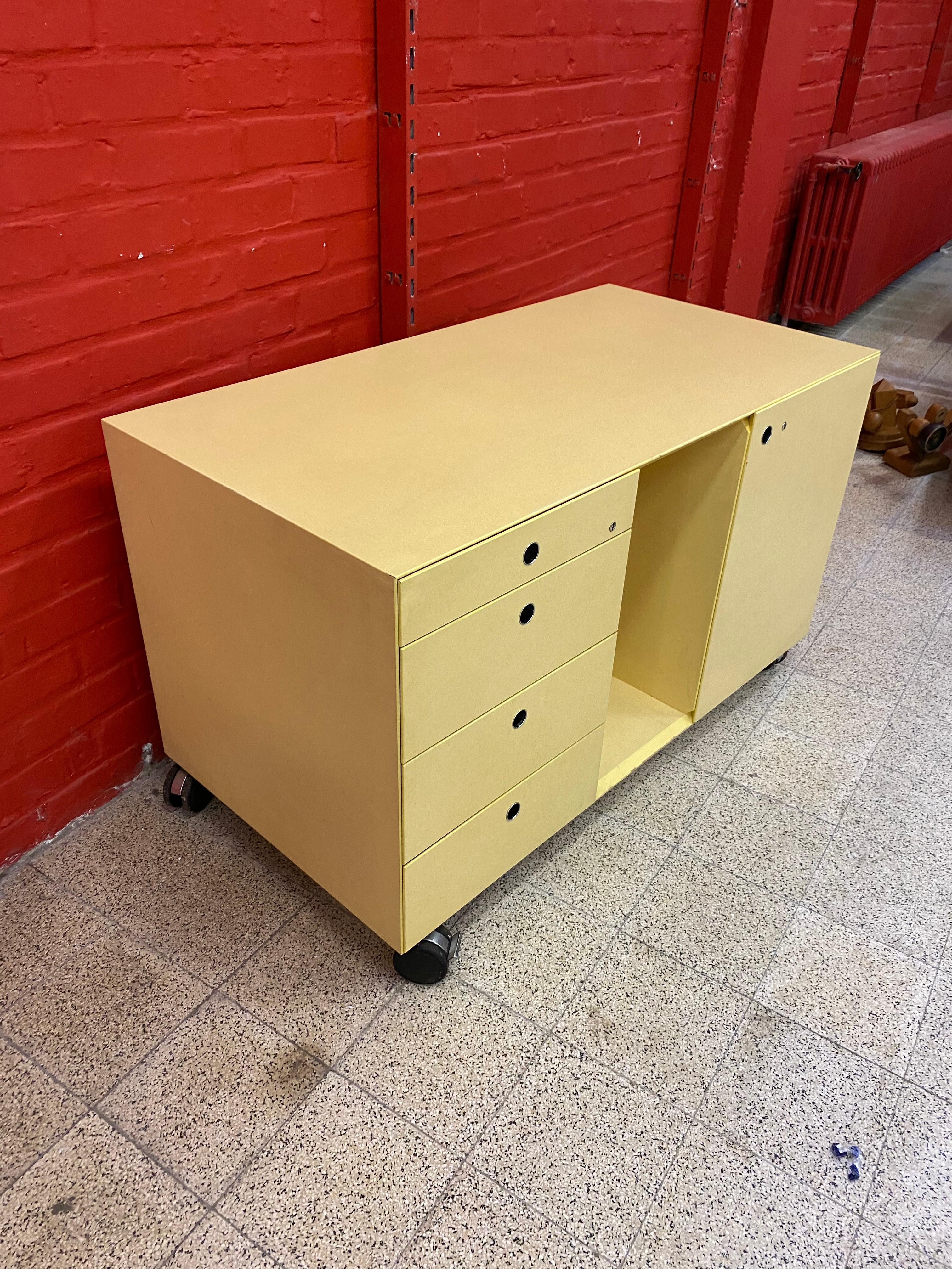 3 mobili da ufficio su ruote, in metallo laccato, 1970/1980 circa.
