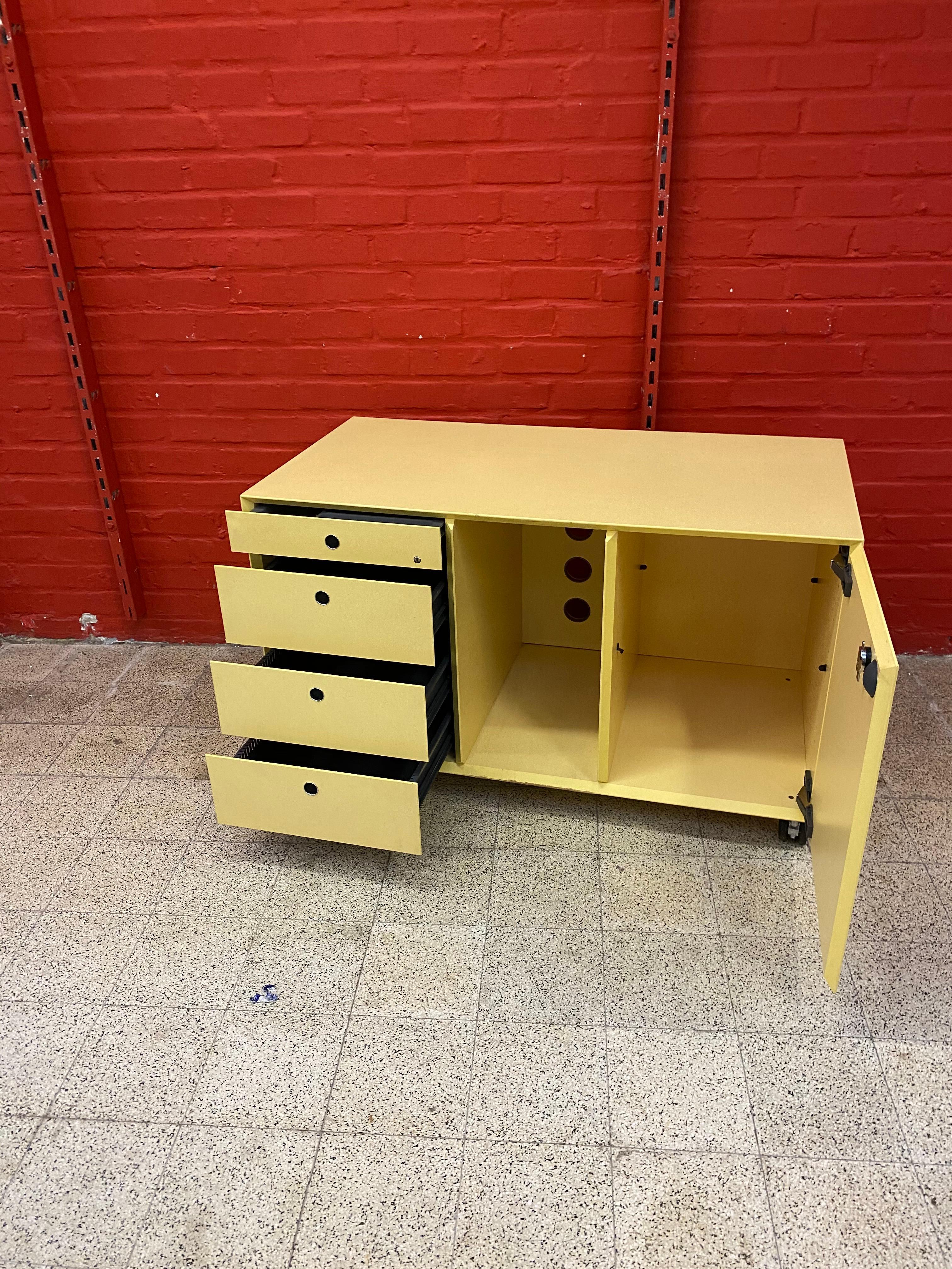 3 Office Furniture on Wheels, in Lacquered Metal, circa 1970/1980 For Sale 2