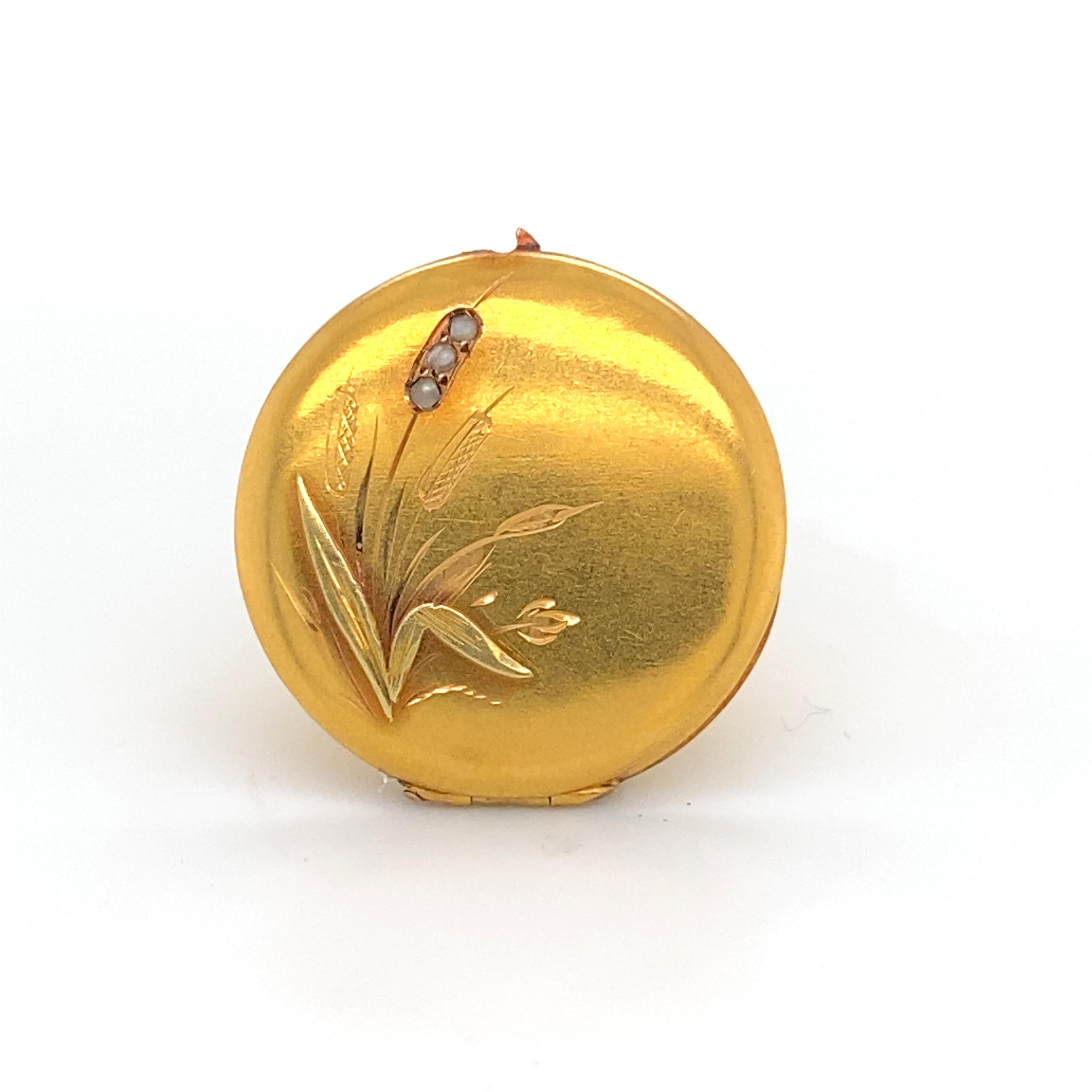 3 Opals and 18K Yellow Gold Photo Locket 

Decorated with reeds and 3 opals on the front of the medallion souvenir. It is possible to engrave initials. This medallion is worn on a chain, bracelet or necklace.


Diameter 2,5 cm
