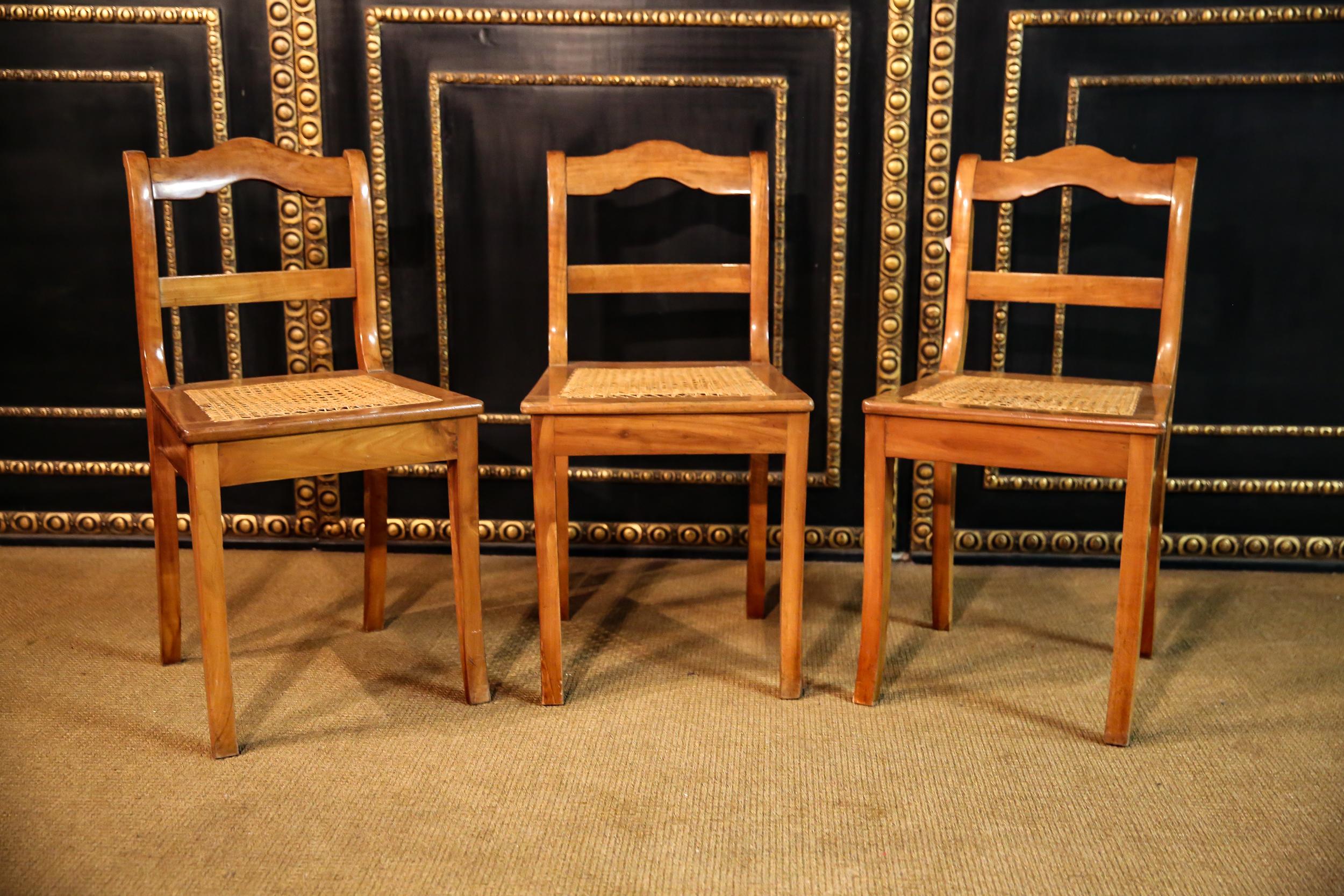 3 rare Biedermeier chairs, circa 1830.

Solid wood with wickerwork.

