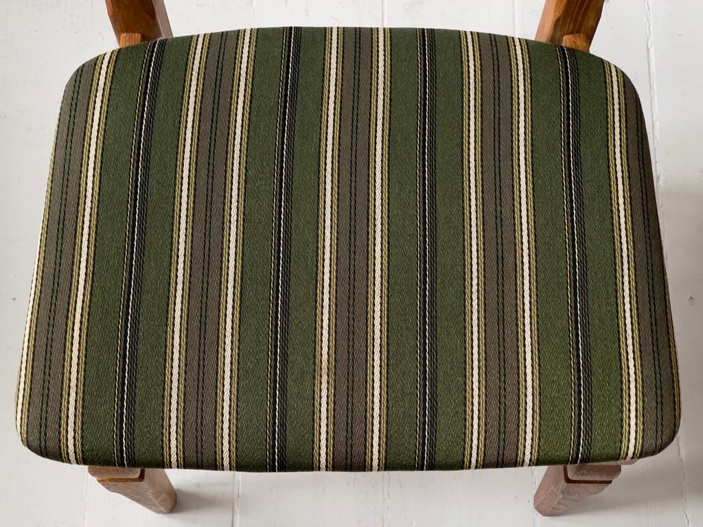 3 Original Henning Kjærnulf Esszimmerstühle in Eiche massiv und Wollstoff 1970er im Angebot 4