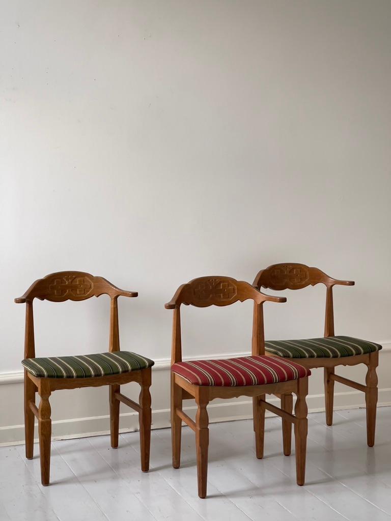 3 Original Henning Kjærnulf Esszimmerstühle in Eiche massiv und Wollstoff 1970er (Moderne der Mitte des Jahrhunderts) im Angebot