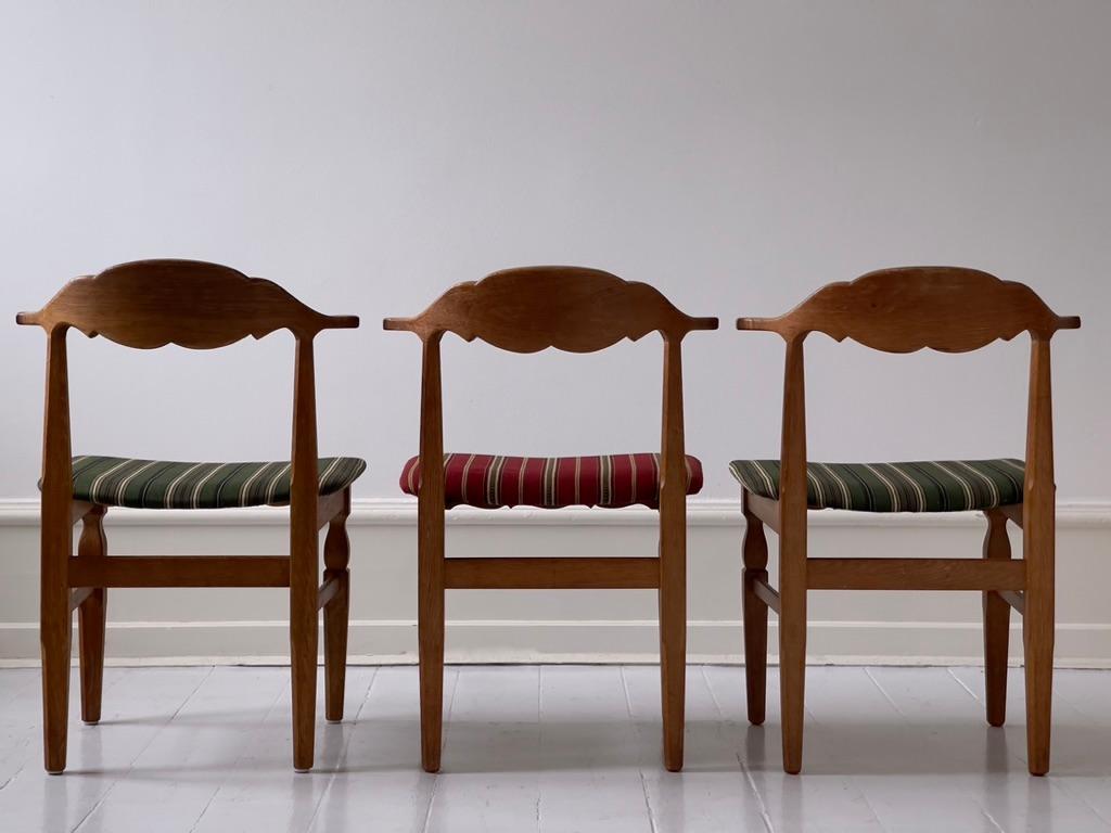 3 Original Henning Kjærnulf Esszimmerstühle in Eiche massiv und Wollstoff 1970er im Zustand „Gut“ im Angebot in København K, 84