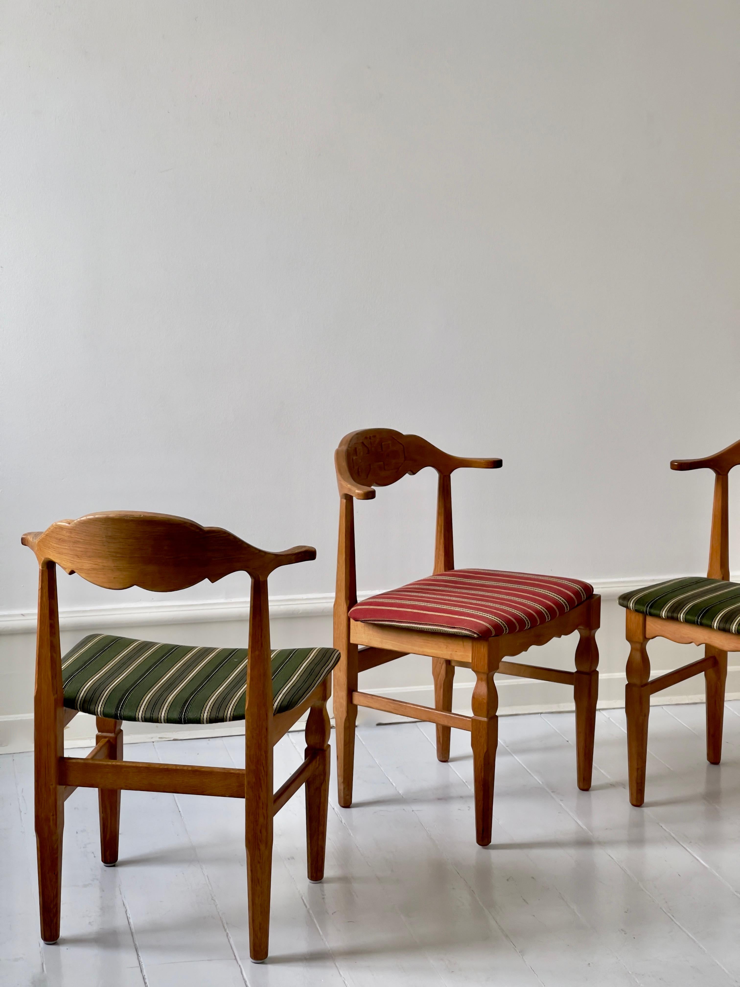 3 Original Henning Kjærnulf Esszimmerstühle in Eiche massiv und Wollstoff 1970er (Ende des 20. Jahrhunderts) im Angebot