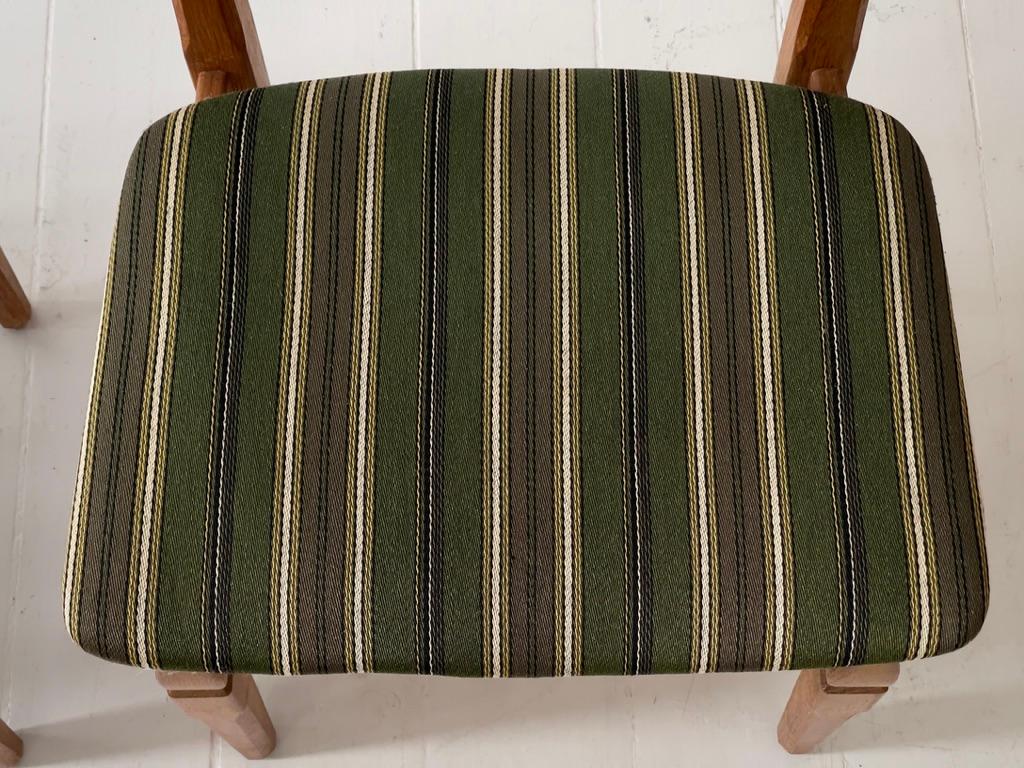 3 Original Henning Kjærnulf Esszimmerstühle in Eiche massiv und Wollstoff 1970er im Angebot 2