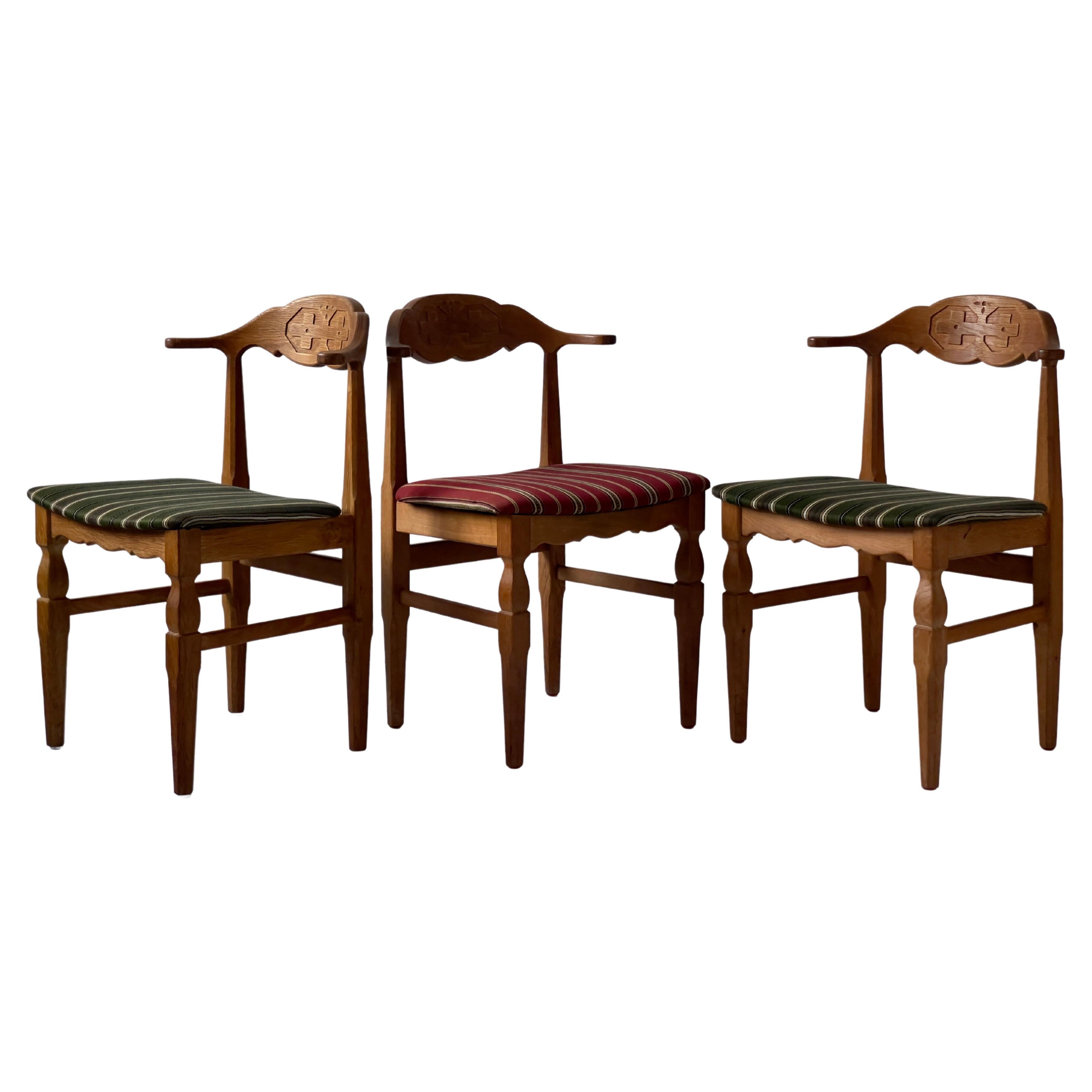 3 chaises de salle à manger originales Henning Kjærnulf en chêne massif et tissu de laine 1970