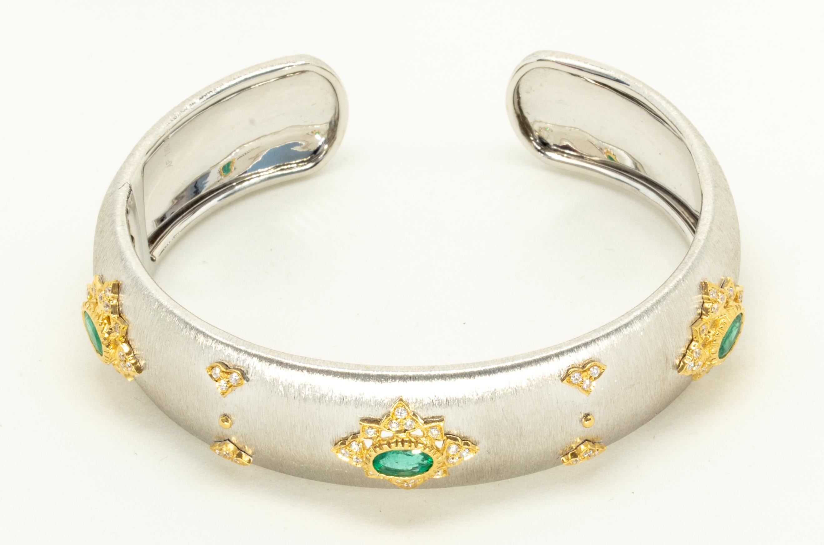 3 Oval Emeralds Diamonds 18 Karat White Yellow Gold Bangle in Florentine Finish 3